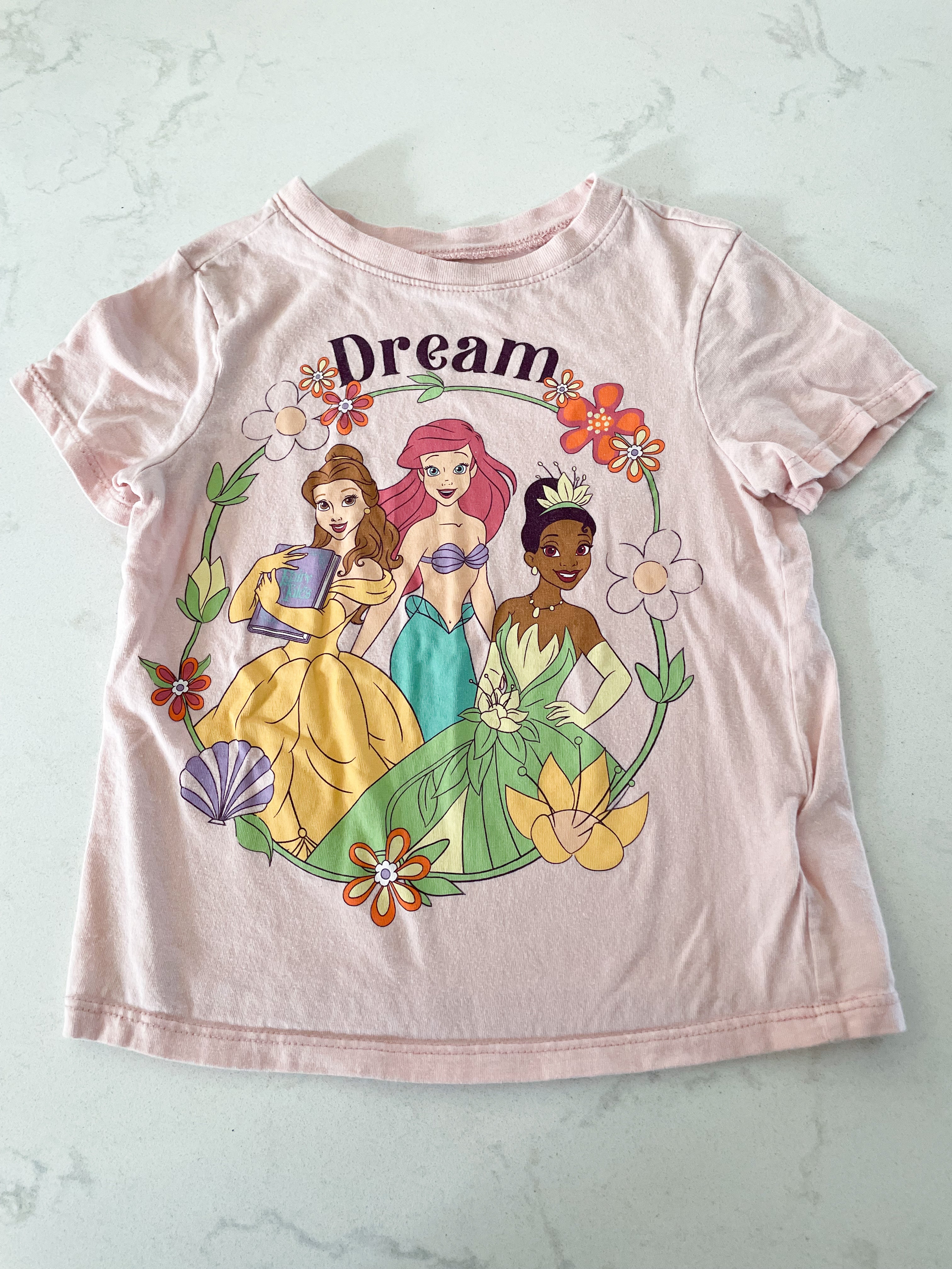 Disney-3T-GUC- light pink t shirt with princesses