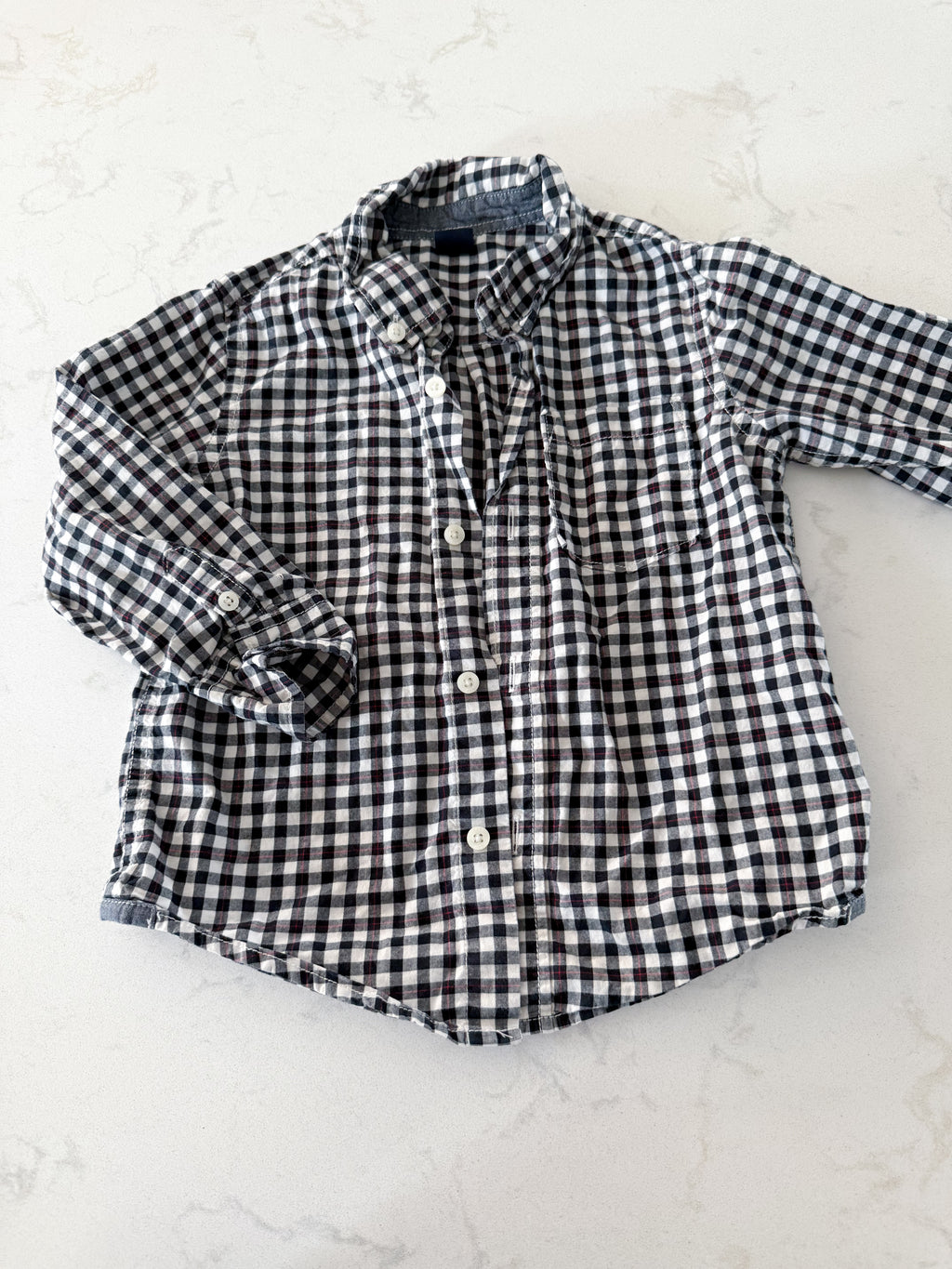 Gap- 3T- VGUC- black White and red checkered plaid