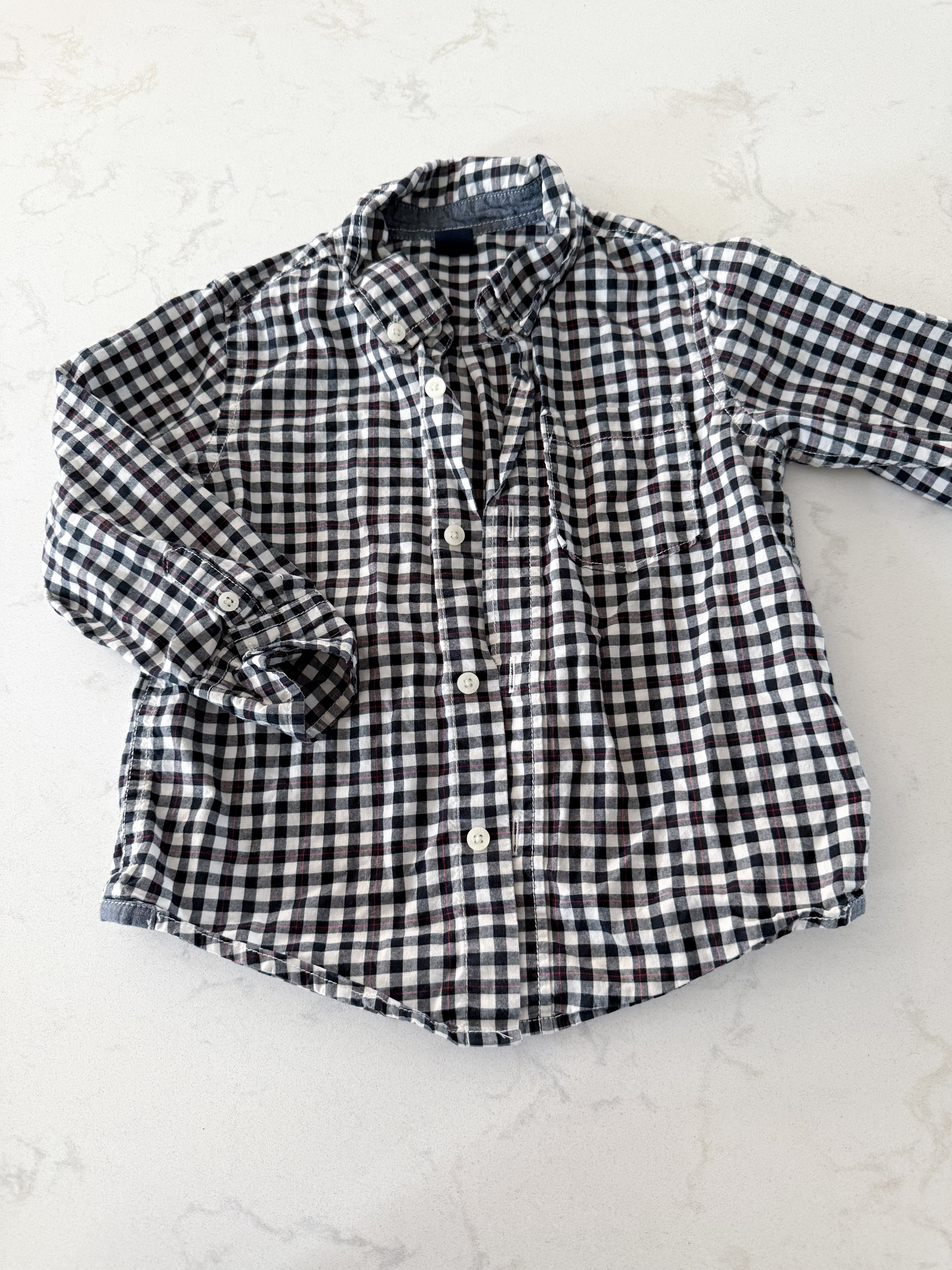 Gap- 3T- VGUC- black White and red checkered plaid