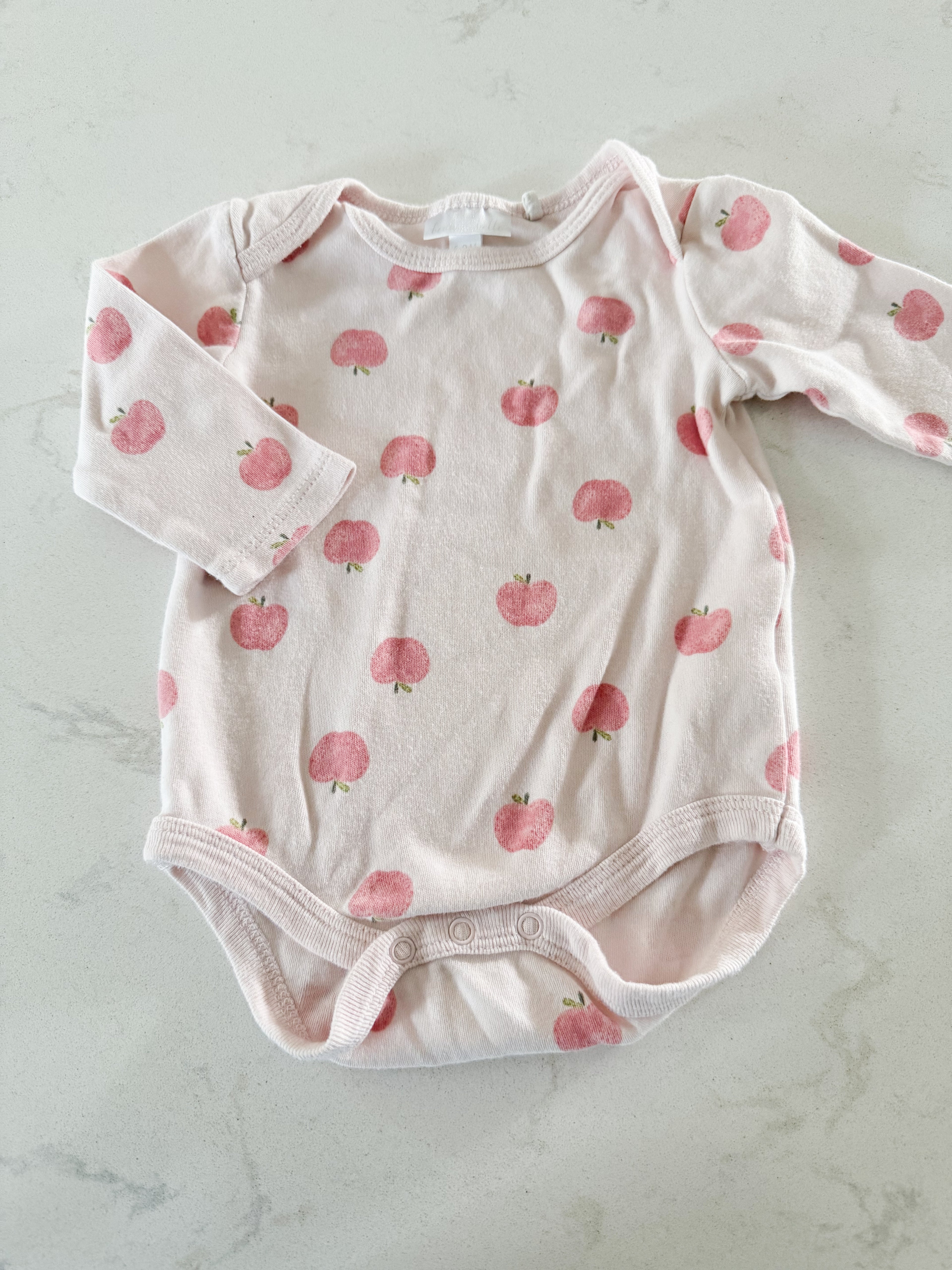 Beau et Belle- 6-9m- GUC- long sleeve bodysuit with apples