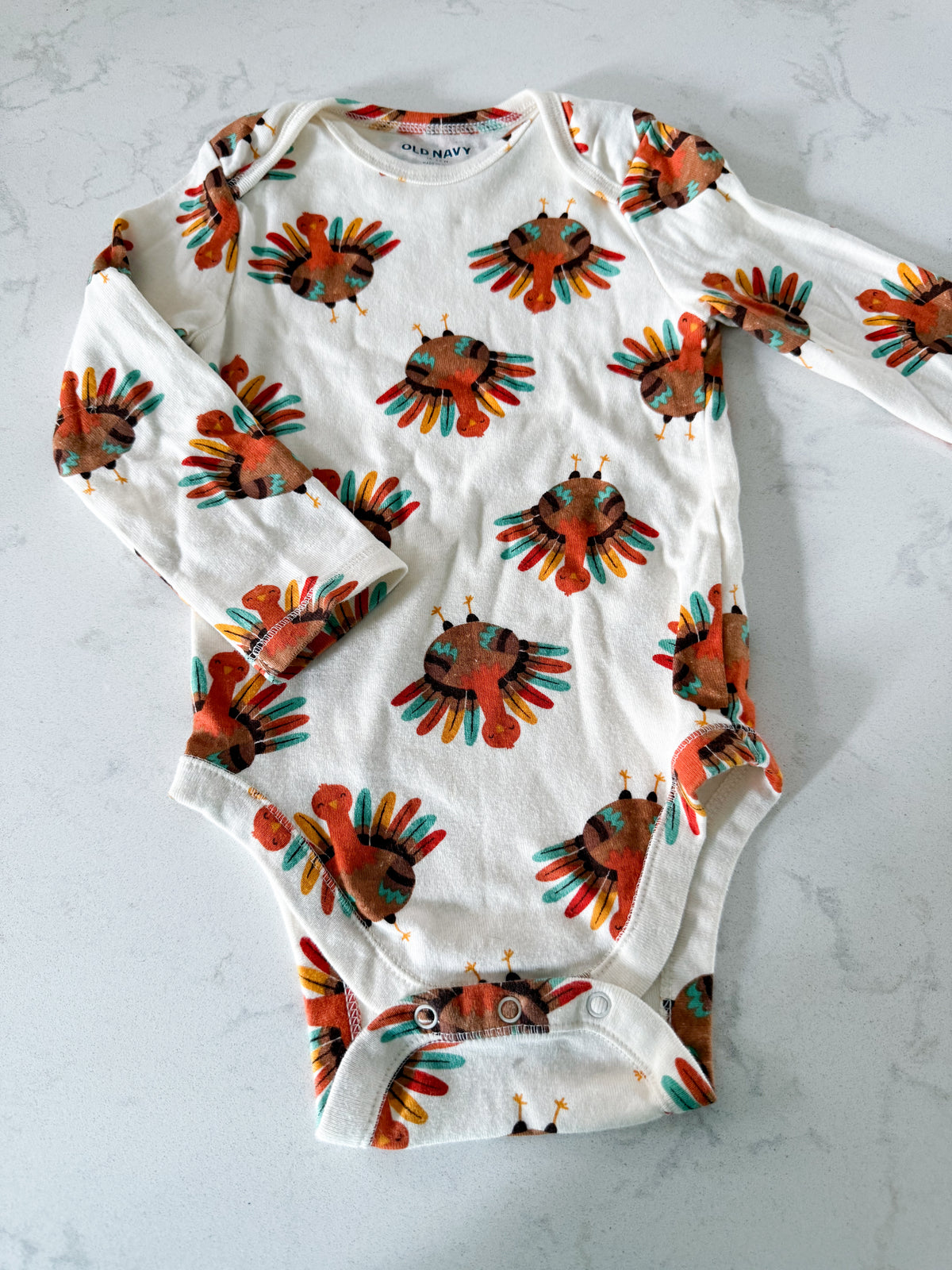 Old Navy- 18-24m- VGUC- white long sleeve bodysuit with turkeys all over