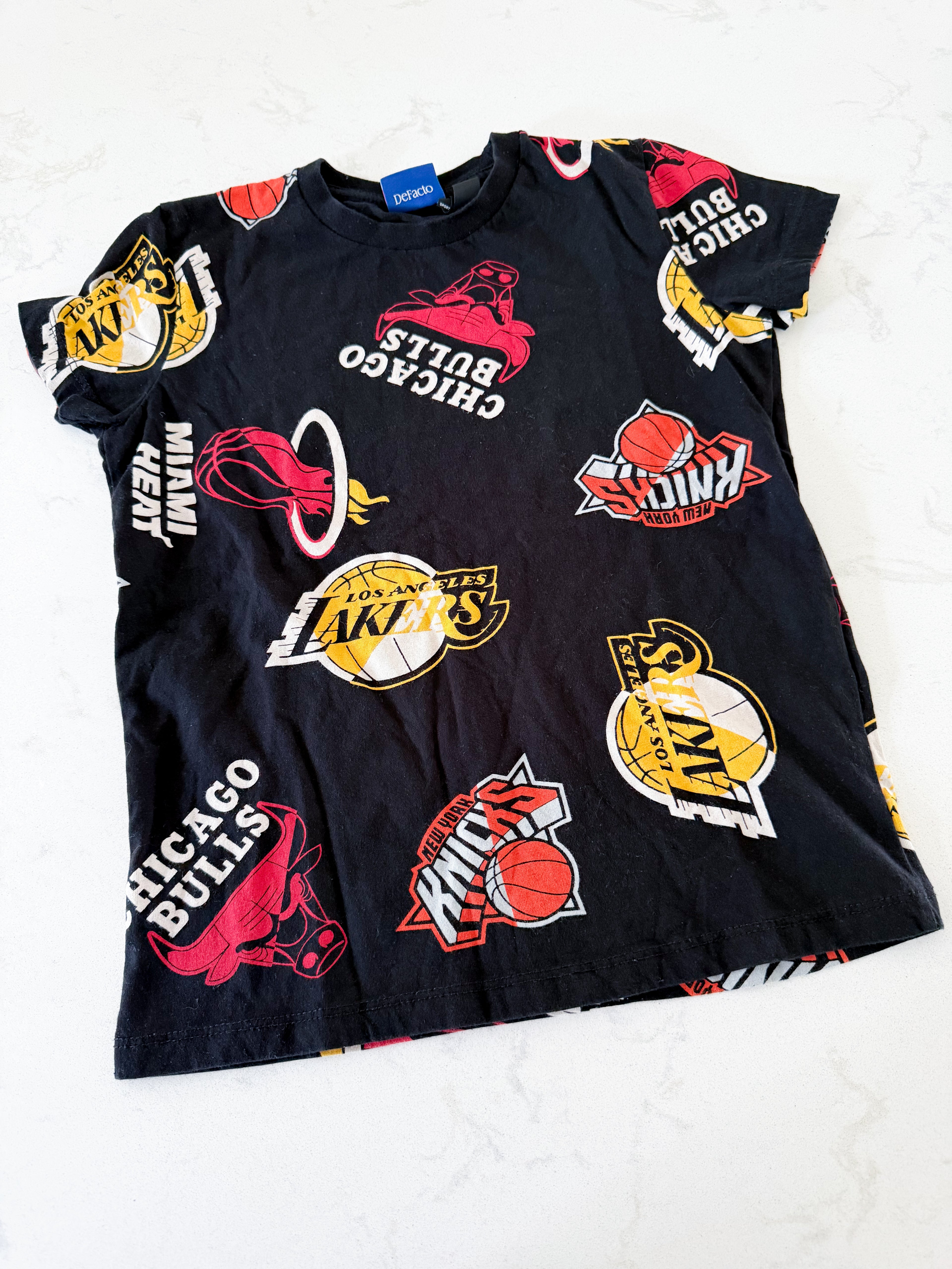De facto- 8-9Y- GUC- black t shirt with basketball team graphics