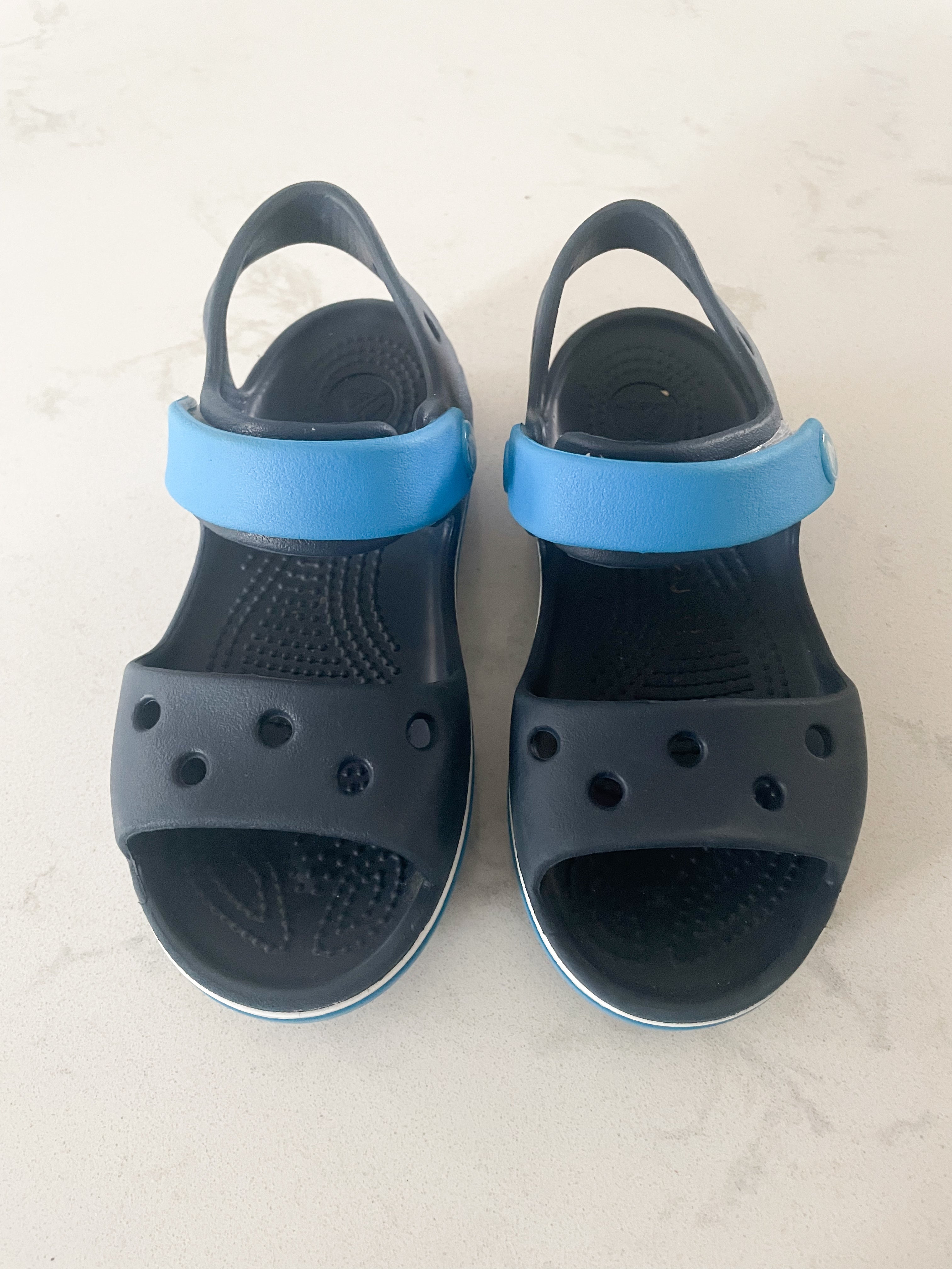 Crocs-10C- VGUC- strap sandal crocs