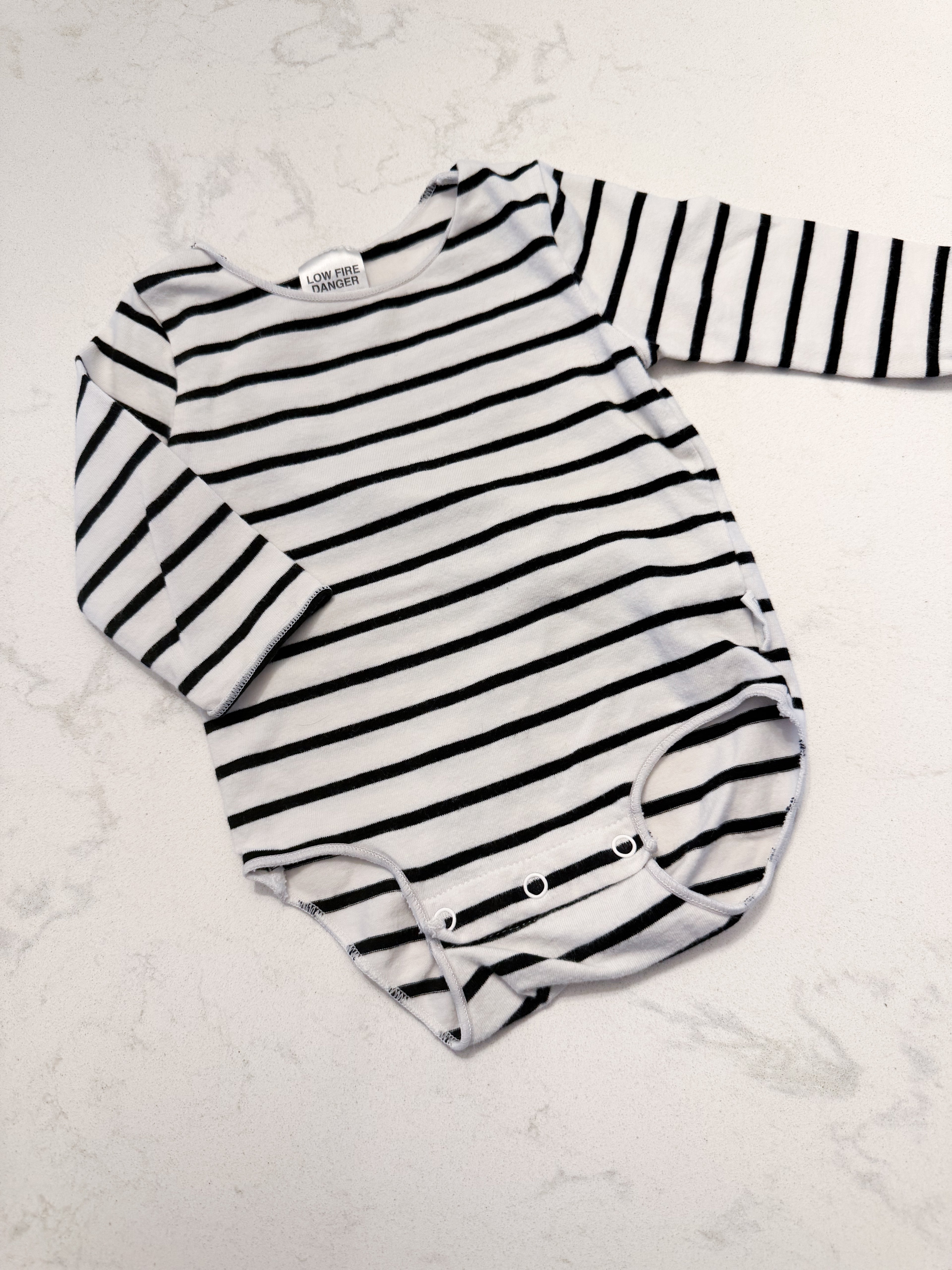 BONDS- 0-3m- VGUC- long sleeve white and black thin striped thin bodysuit