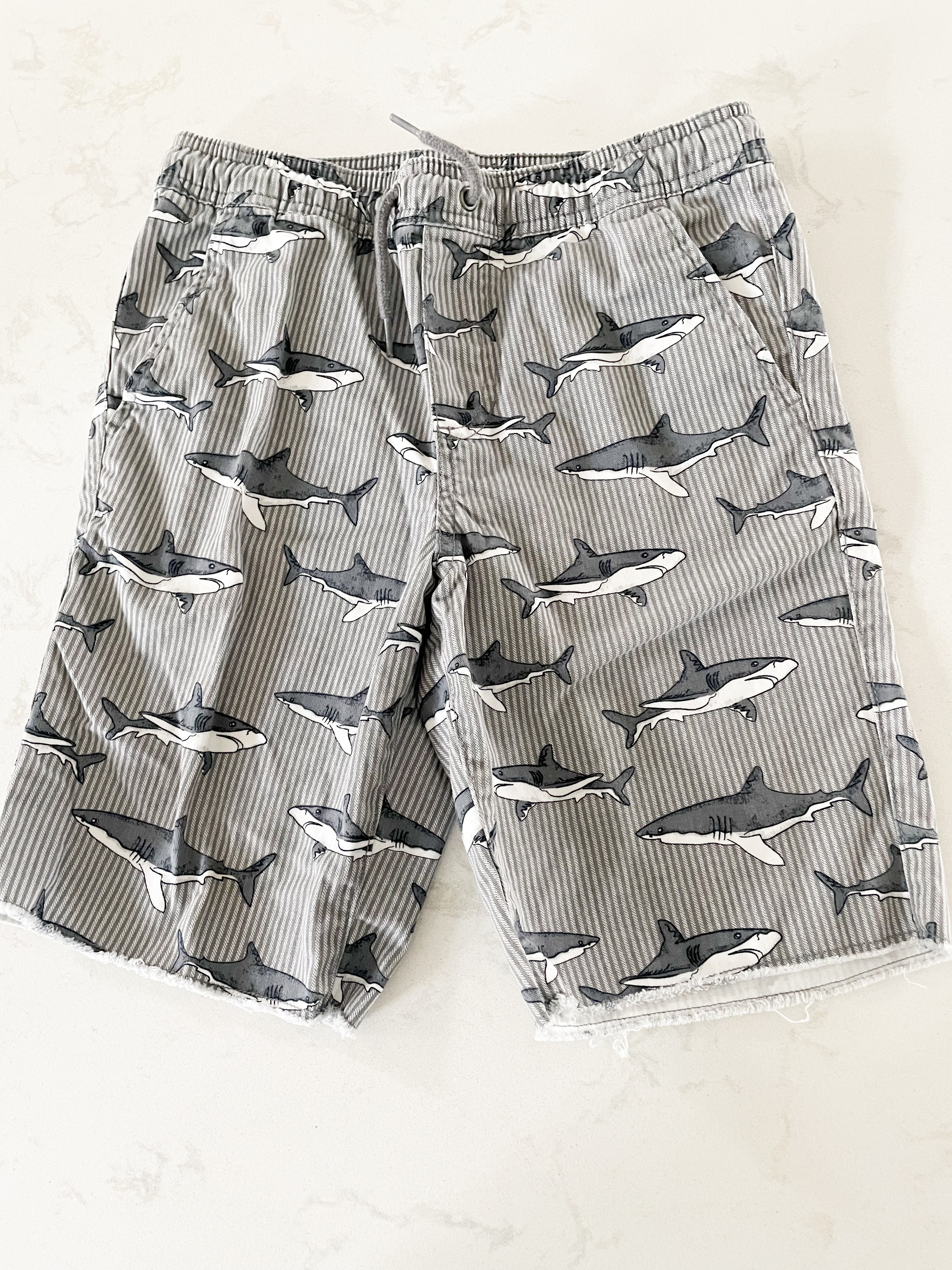 Gap Kids- 10-11Y- VGUC- Grey and white striped shark shorts