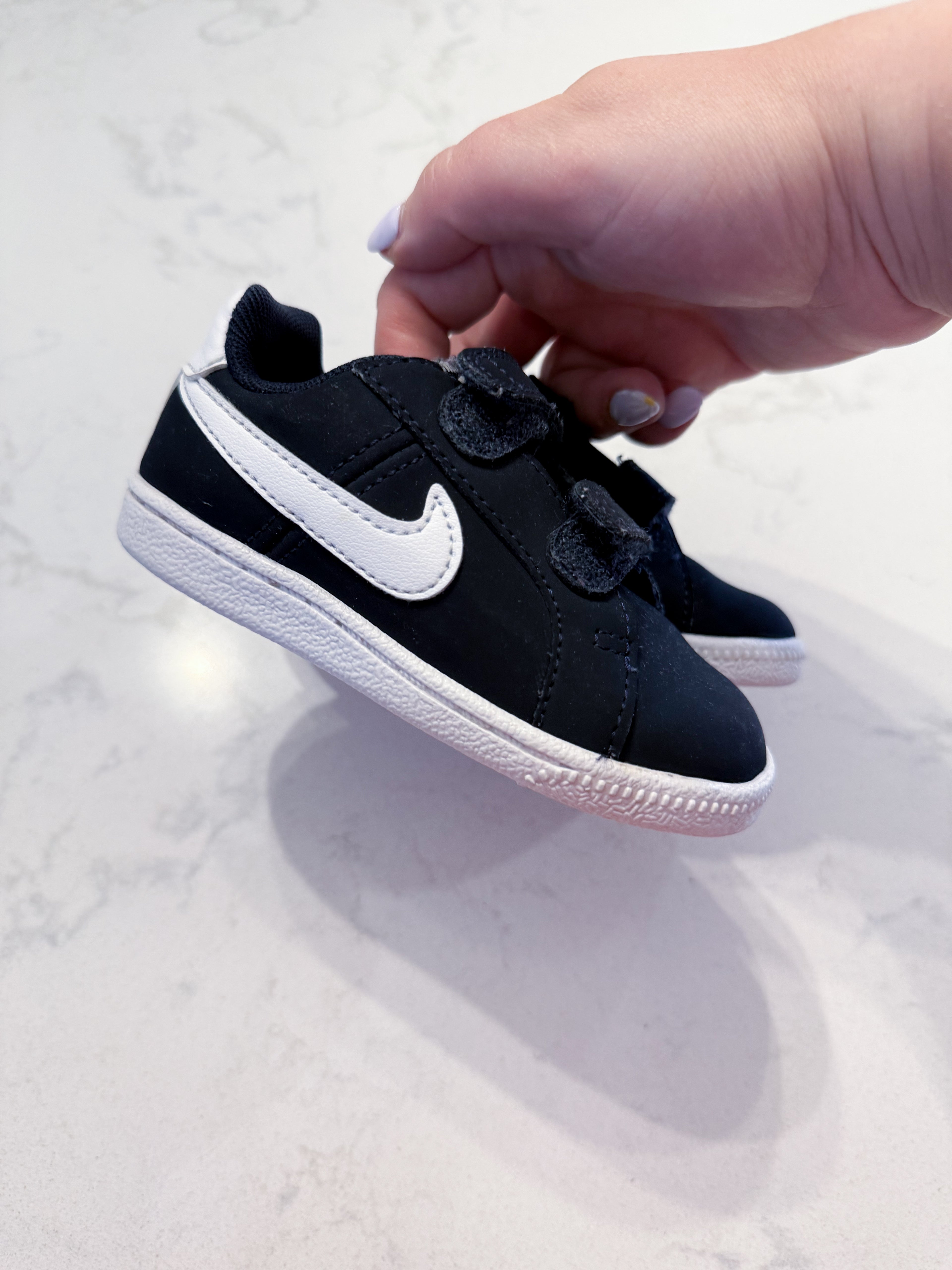 Nike- 6C- GUC- navy blue Velcro shoes with white accents