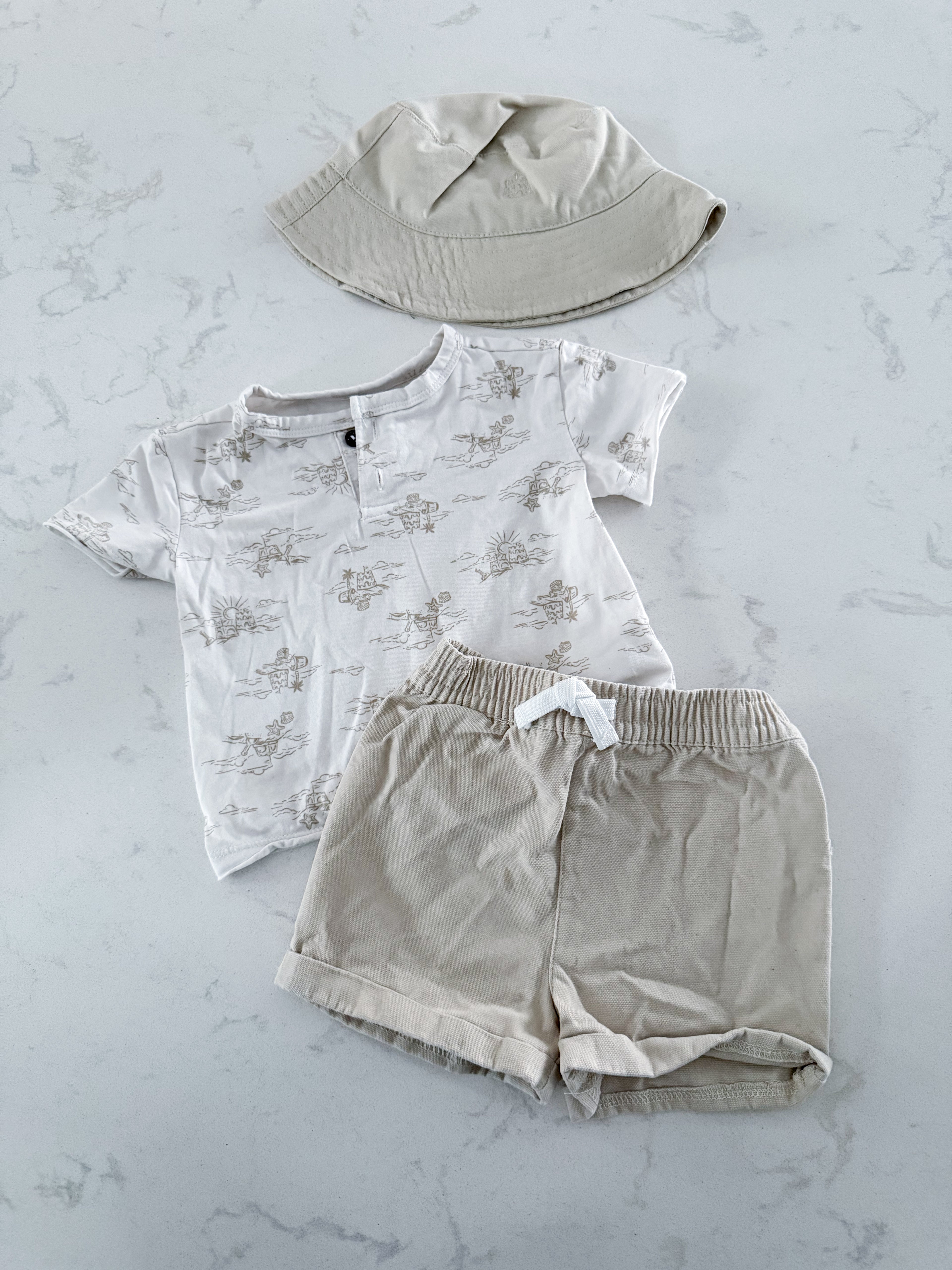 Caribbean Joe- 3-6m- VGUC- beige and white vacation set with sandcastle design