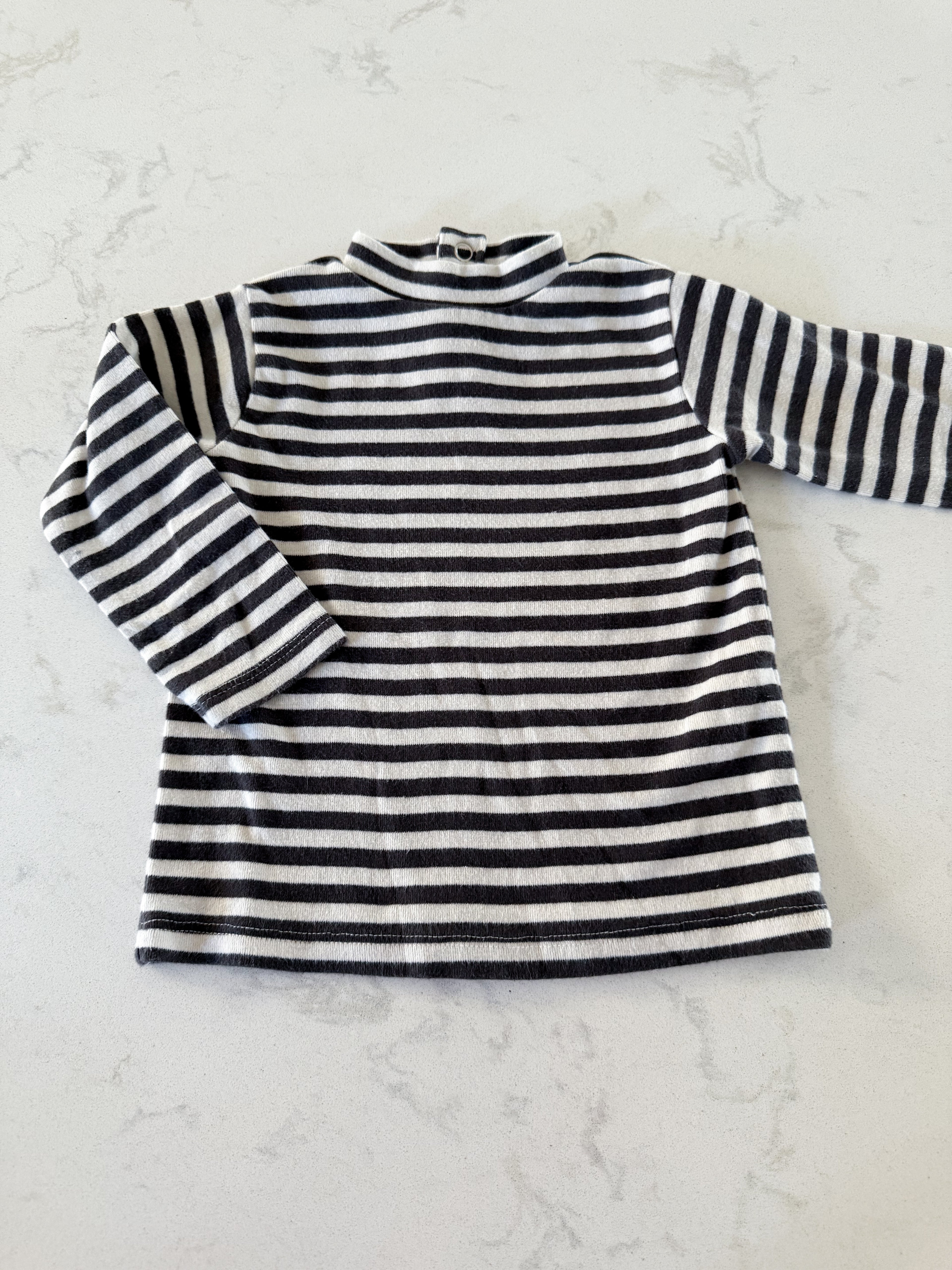 Zara- 6-9m- GUC- dark grey and white striped long sleeve turtle neck