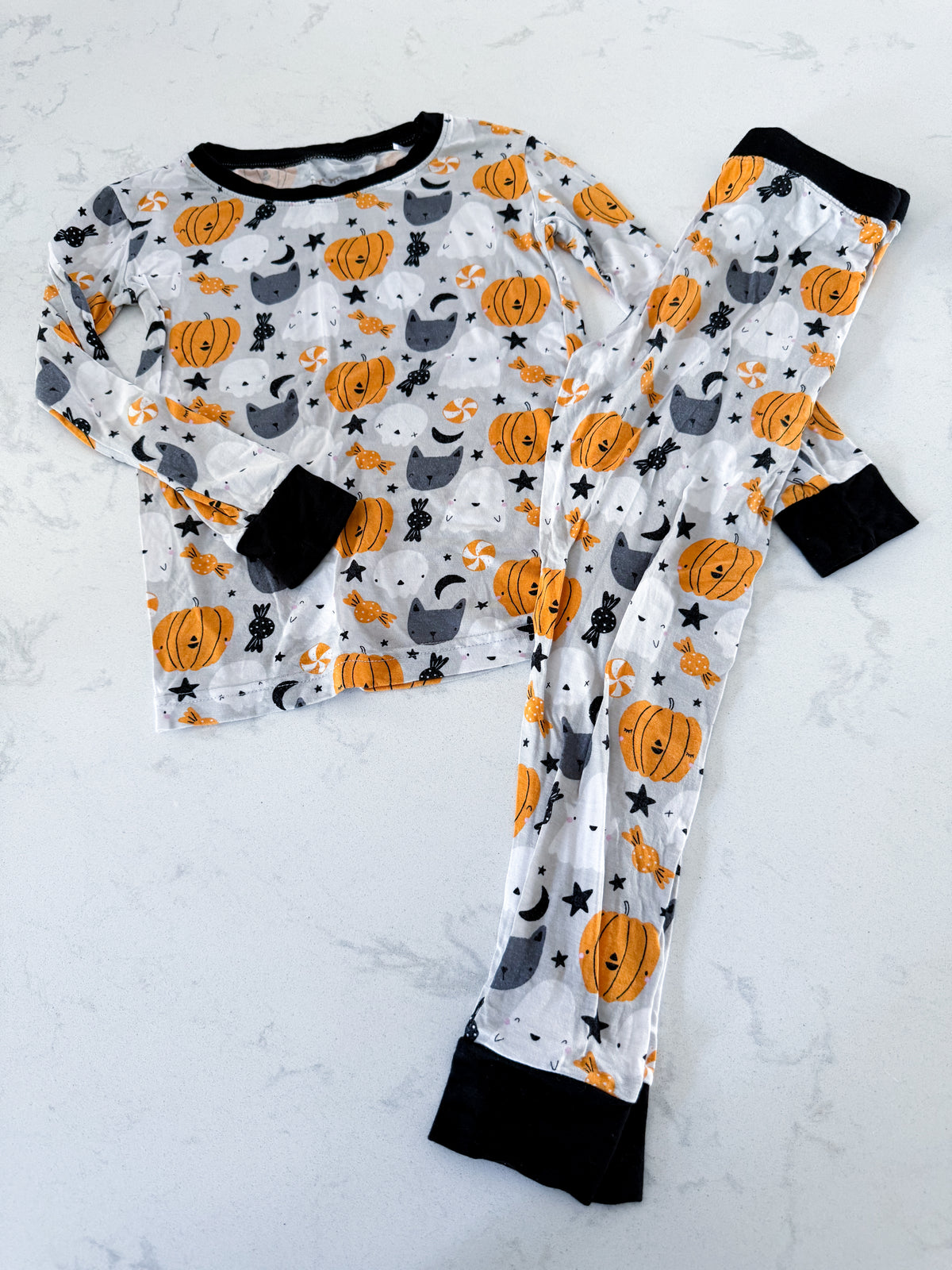 Little Sleepies- 3T- GUC- light grey long sleeve bamboo pajamas with cats ghosts and pumpkins