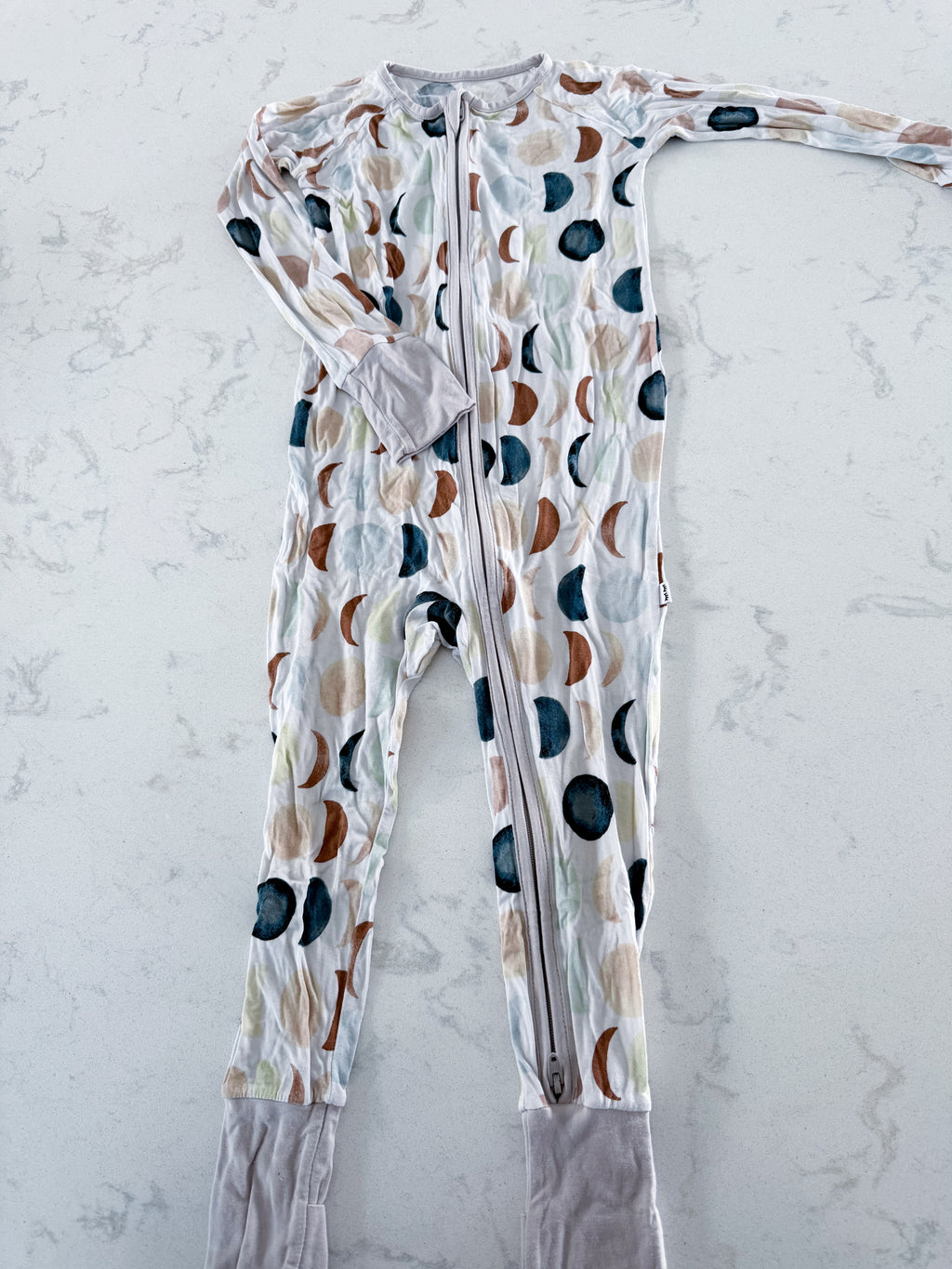 Little Sleepies- 2T- VGUC- white bamboo jammies with multicoloured moons