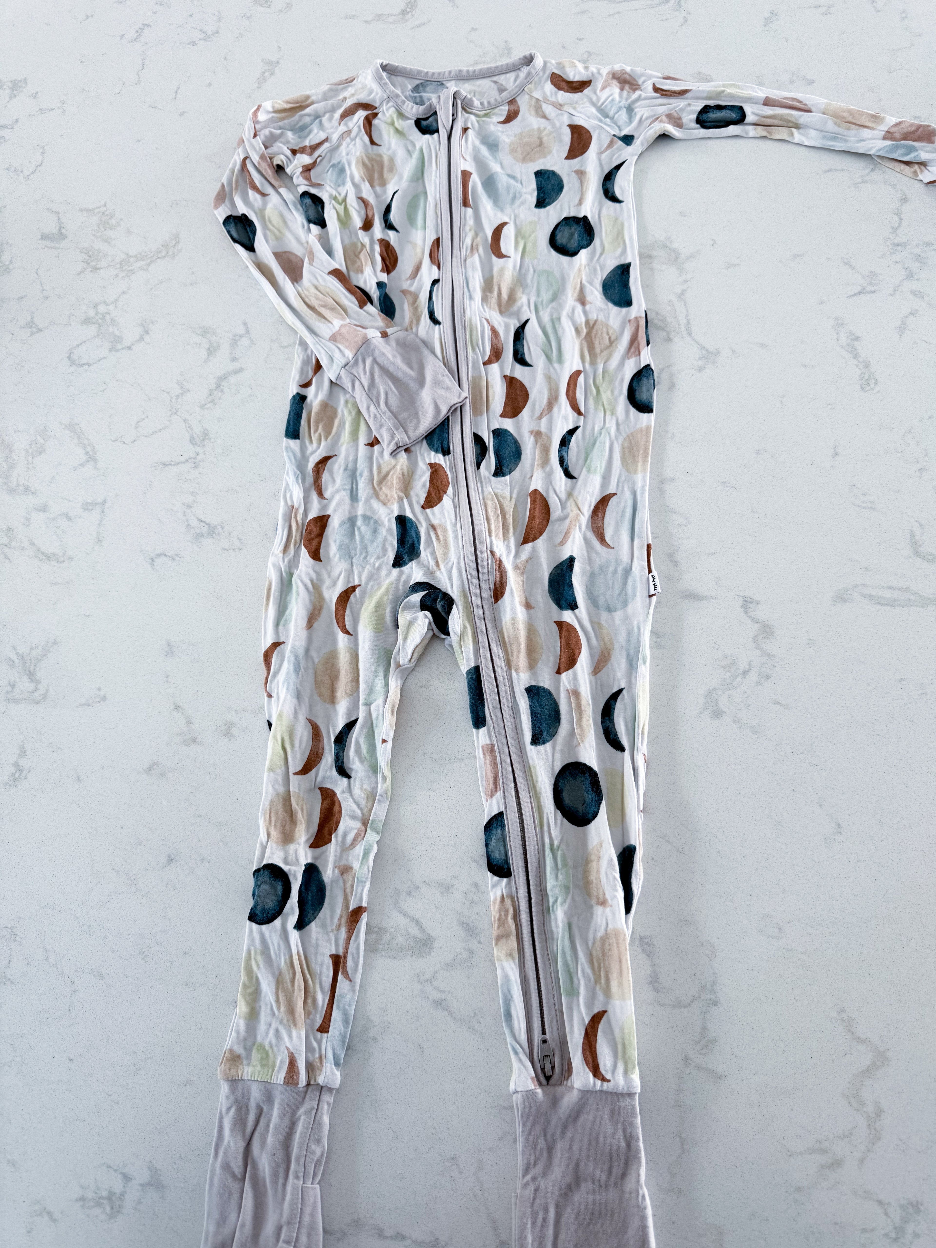 Little Sleepies- 2T- VGUC- white bamboo jammies with multicoloured moons