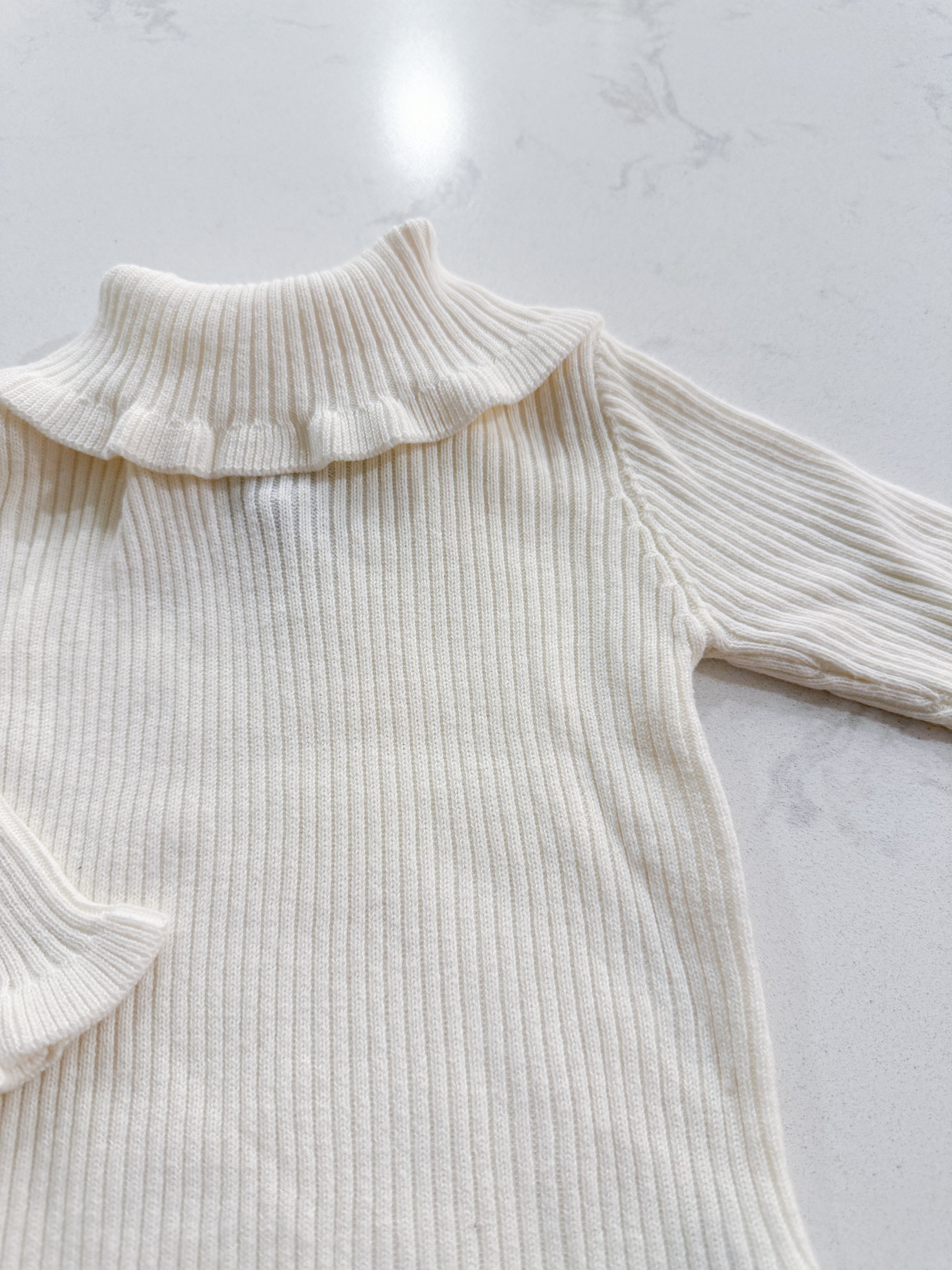 The Children’s Place- 6-12m- VGUC- white ribbed ruffle turtle neck