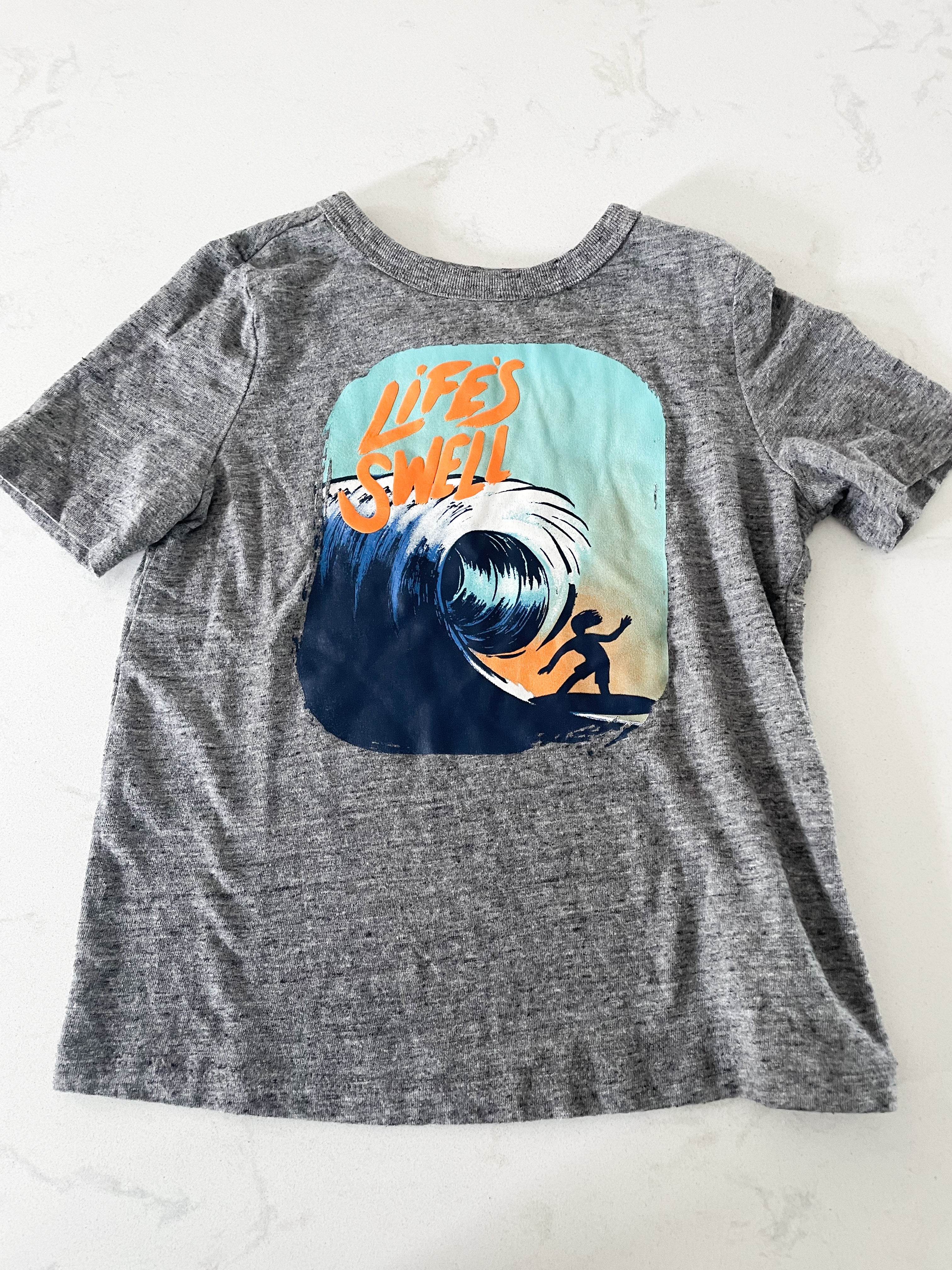 Old Navy-3T- GUC- grey t shirt with waves