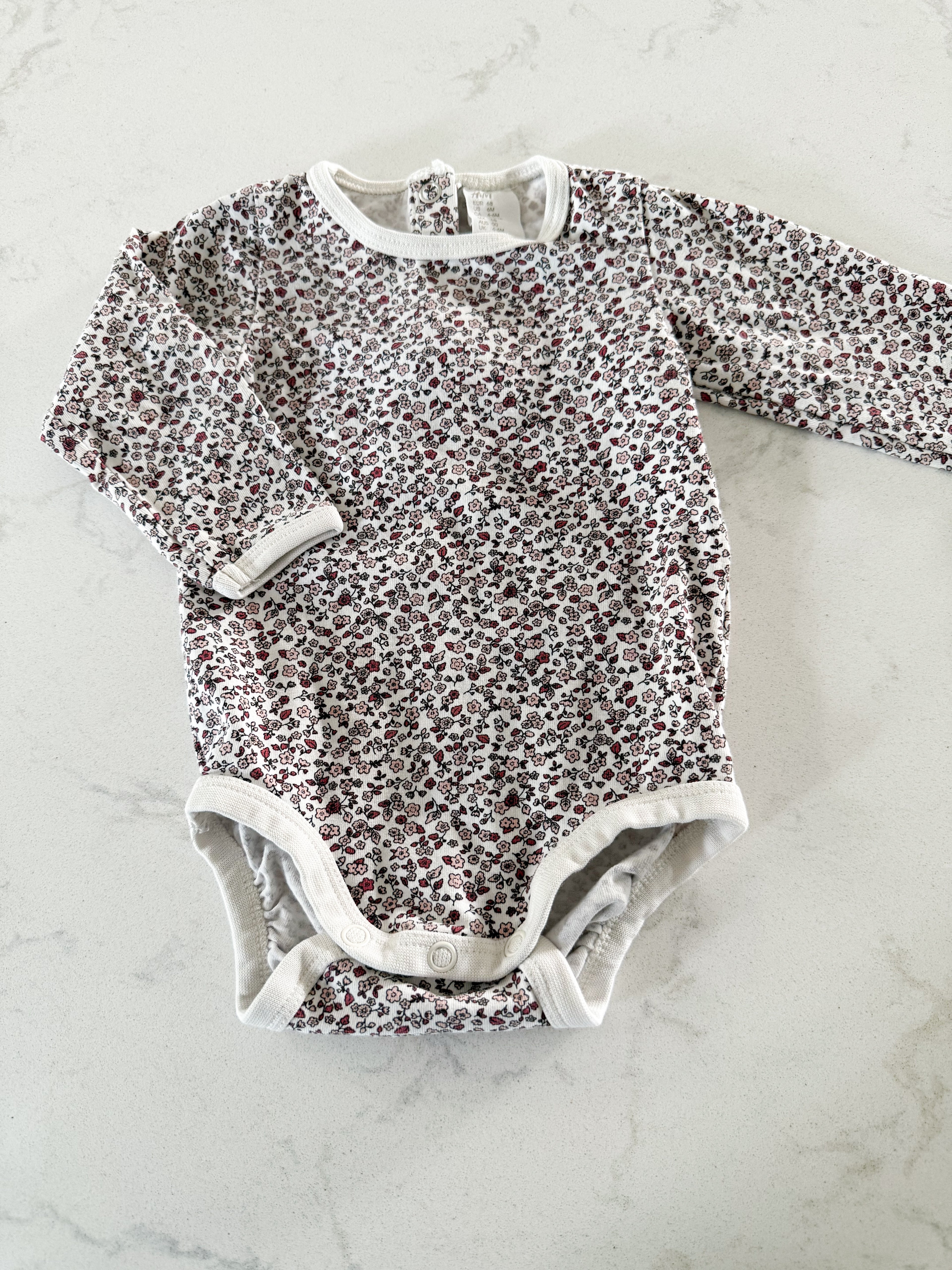 H&M-6m- VGUC- white bodysuit with floral pattern