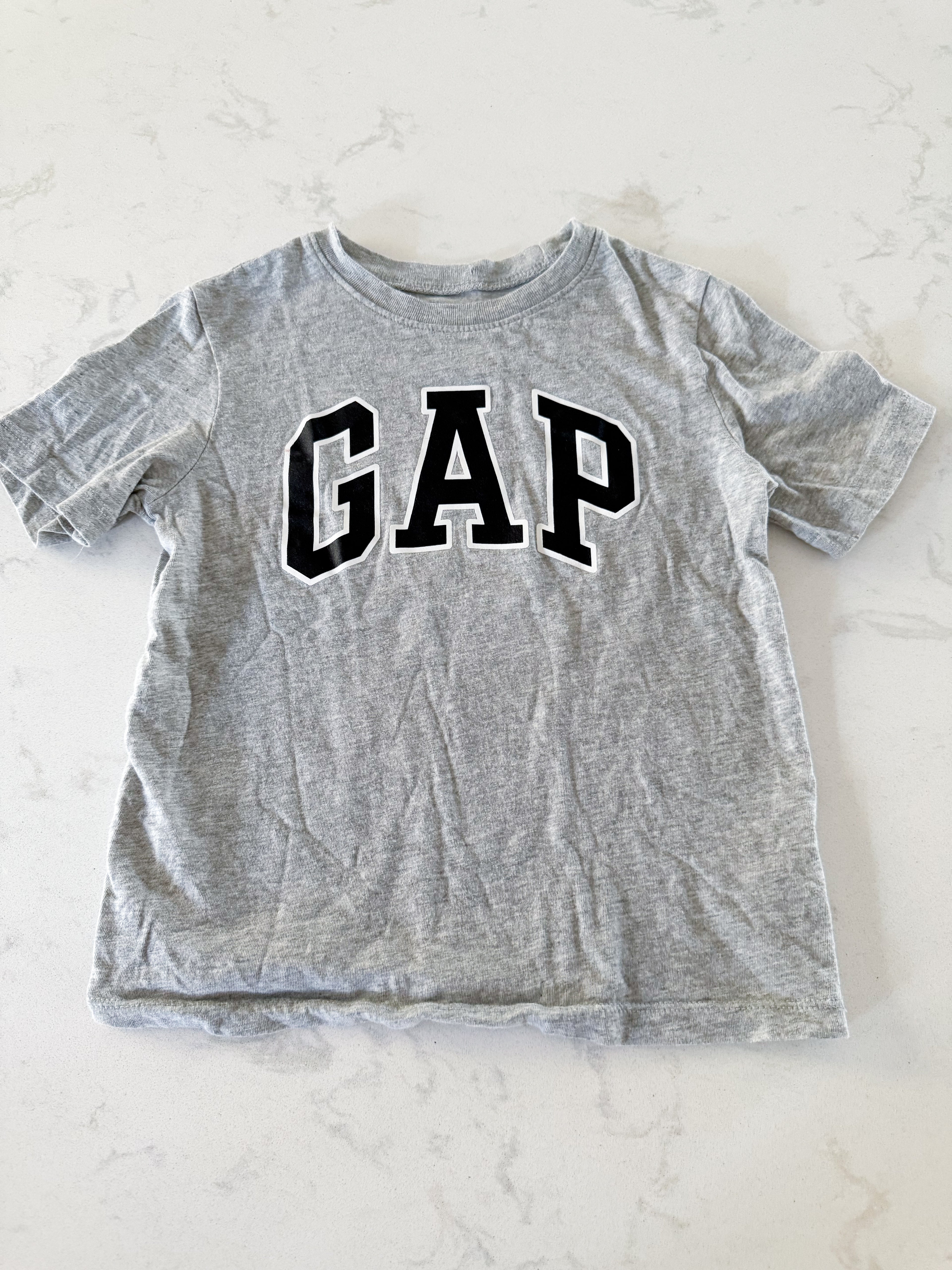 GAP- 5T- GUC- light grey t shirt