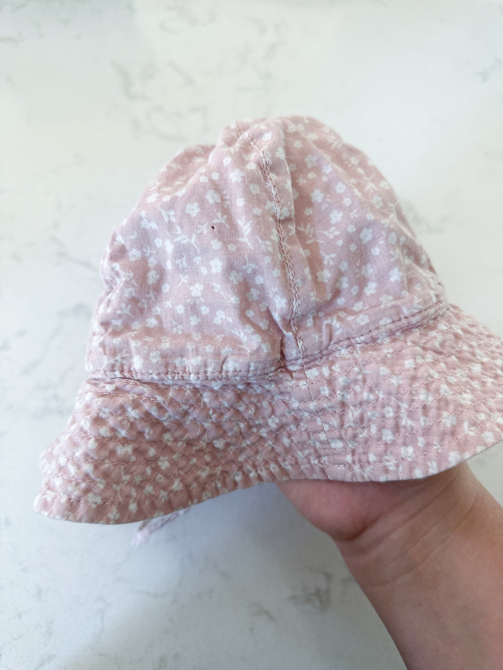 H&M- fits 6-12m- GUC- light dusty pink hat with little white flowers and tie up