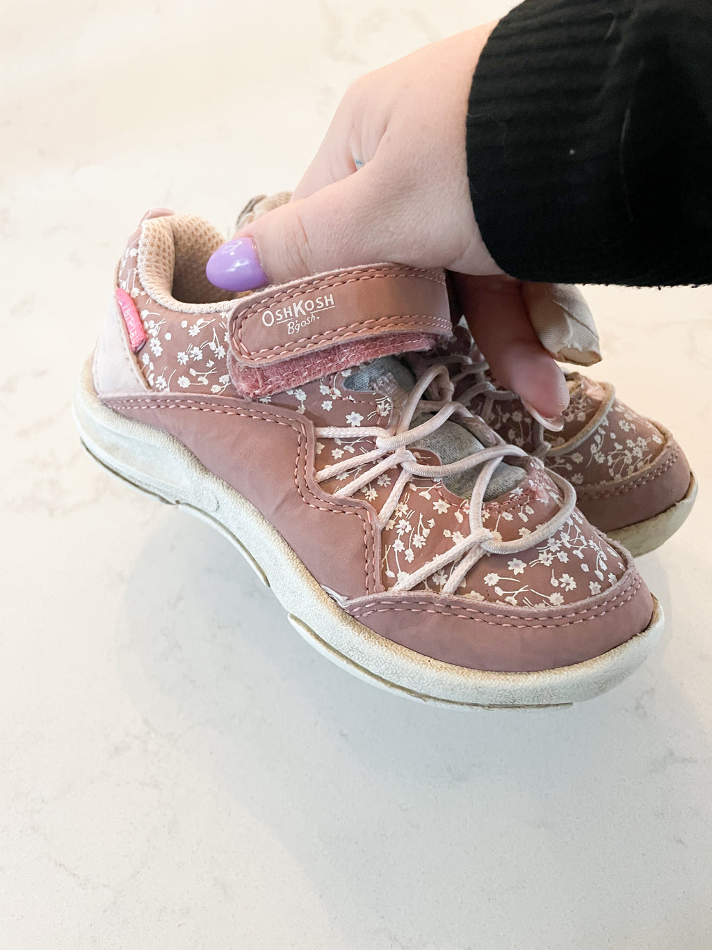 Oshkosh- 7C- PLAY- pink Velcro shoes with floral pattern