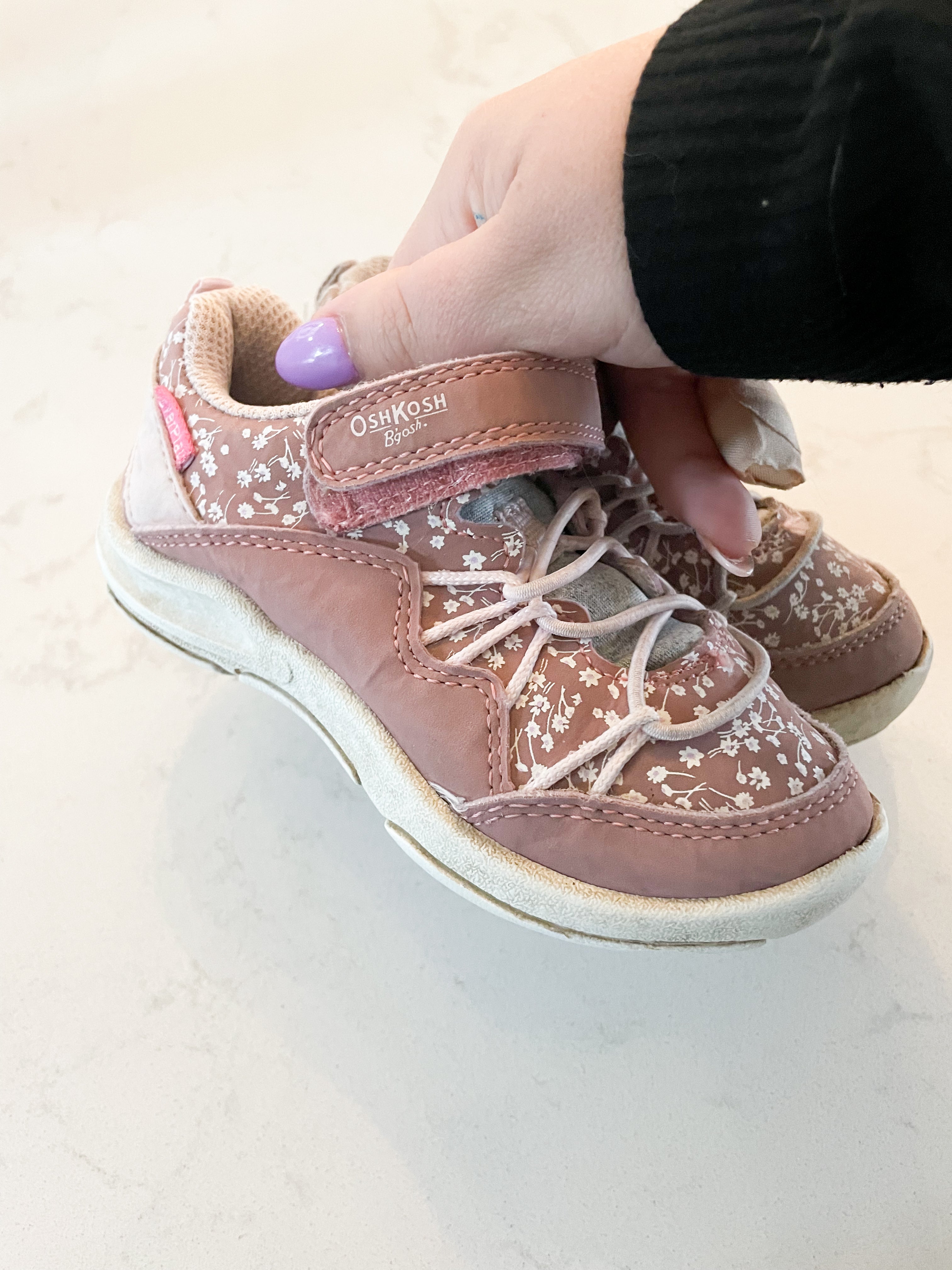 Oshkosh- 7C- PLAY- pink Velcro shoes with floral pattern