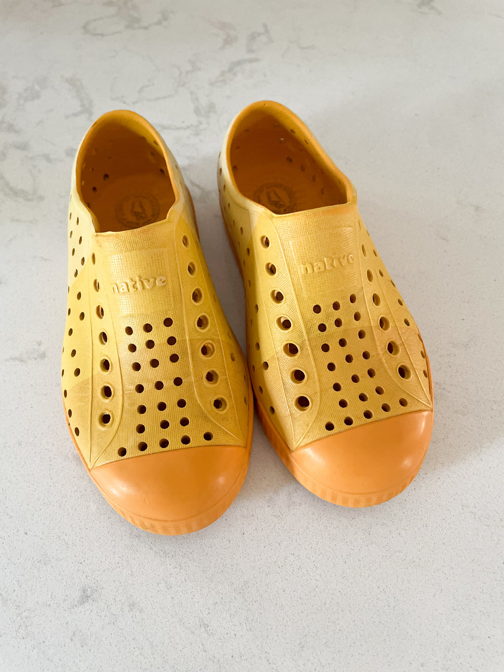Natives x crayola- 10C- GUC- two tone yellow crayola slip on sandals