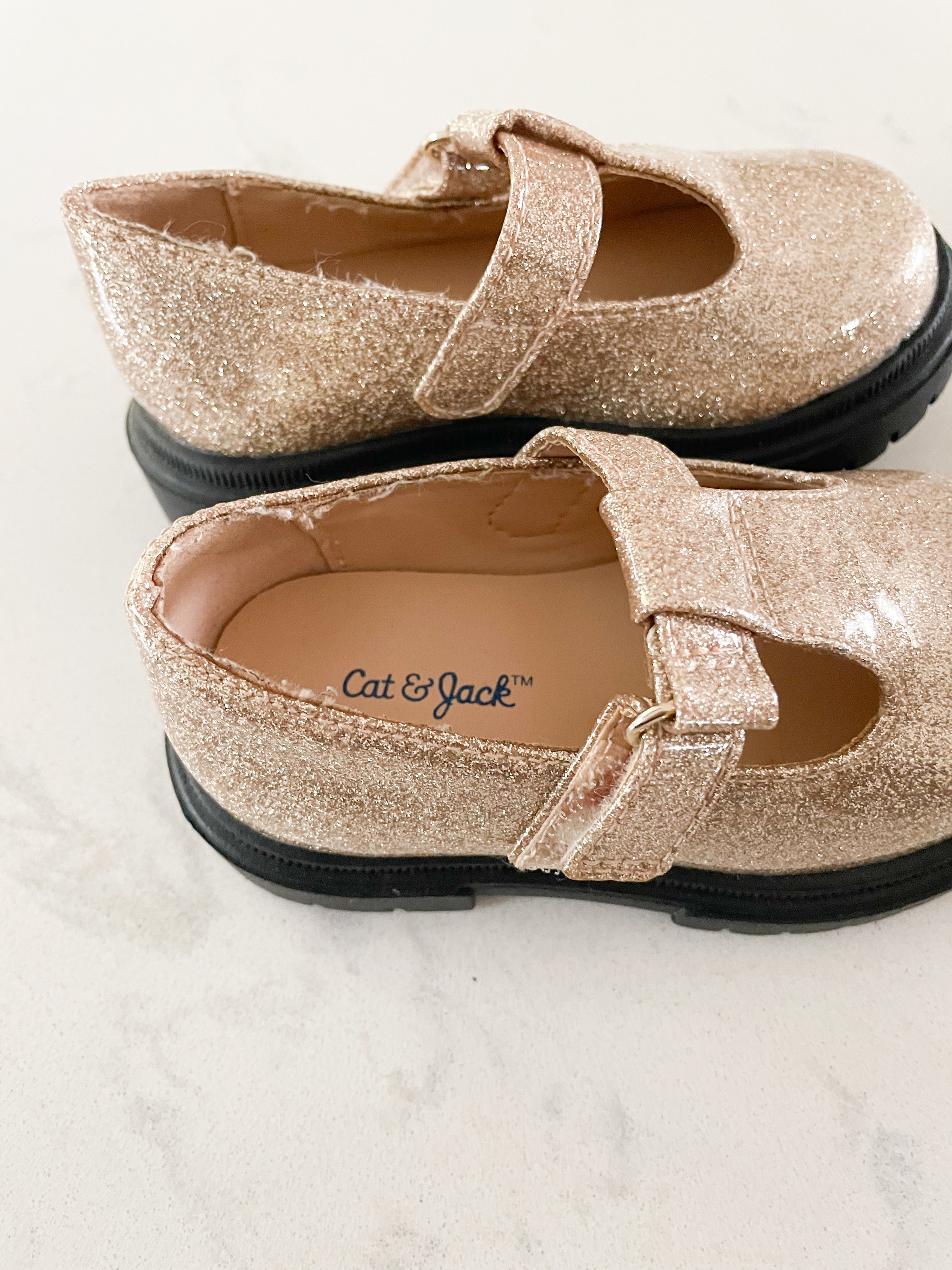 Cat and Jack- 5C- EUC- gold sparkly slip on shoes