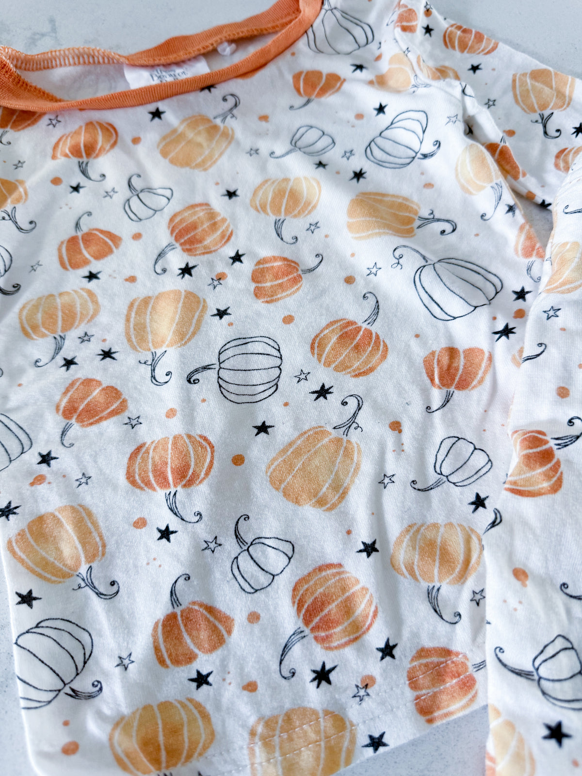 Très Beau et Belle- 6-12m- GUC- White long sleeve bamboo Jammies with pumpkin graphics