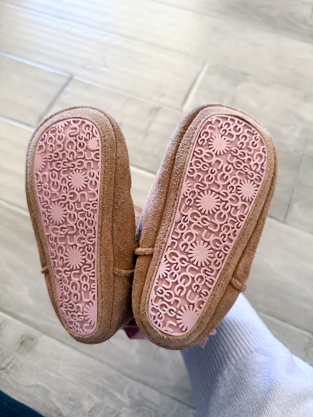 Uggs- 4/5Y- PLAY- brown wool lined Ugg boots with pink grips on soles