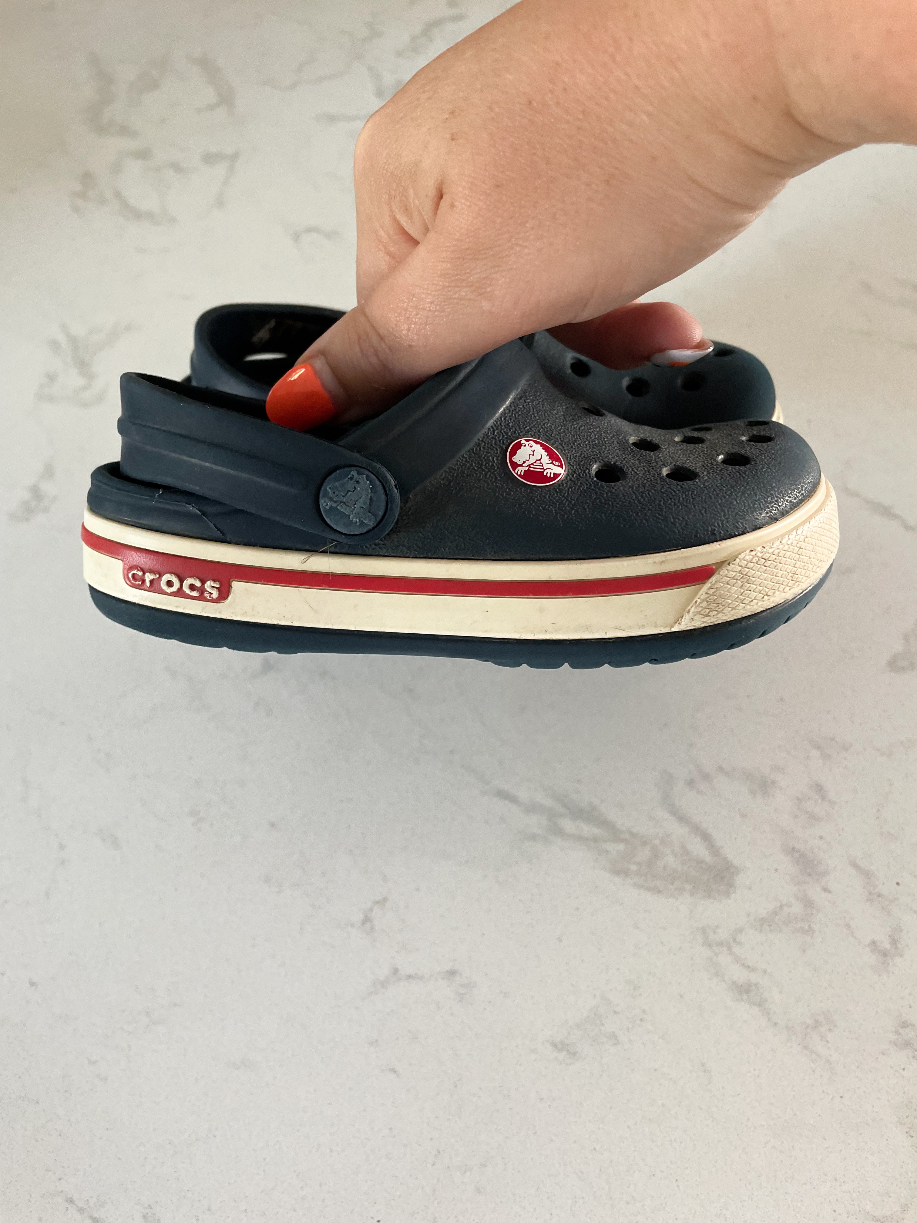 Crocs-6C- PLAY- navy crocs with red stripe