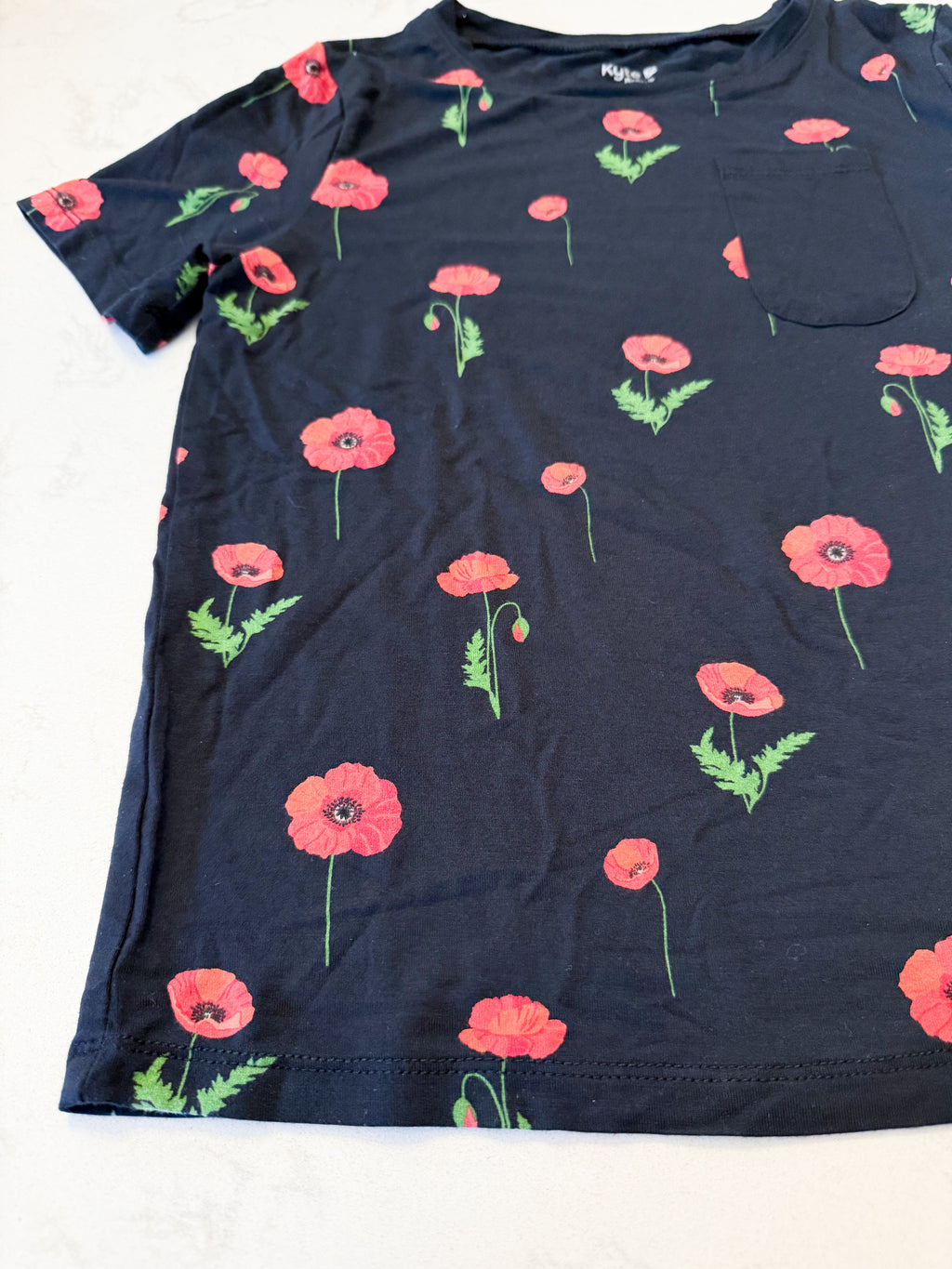 Kyte Baby- 7Y- VGUC- black pocket tee with poppy pattern
