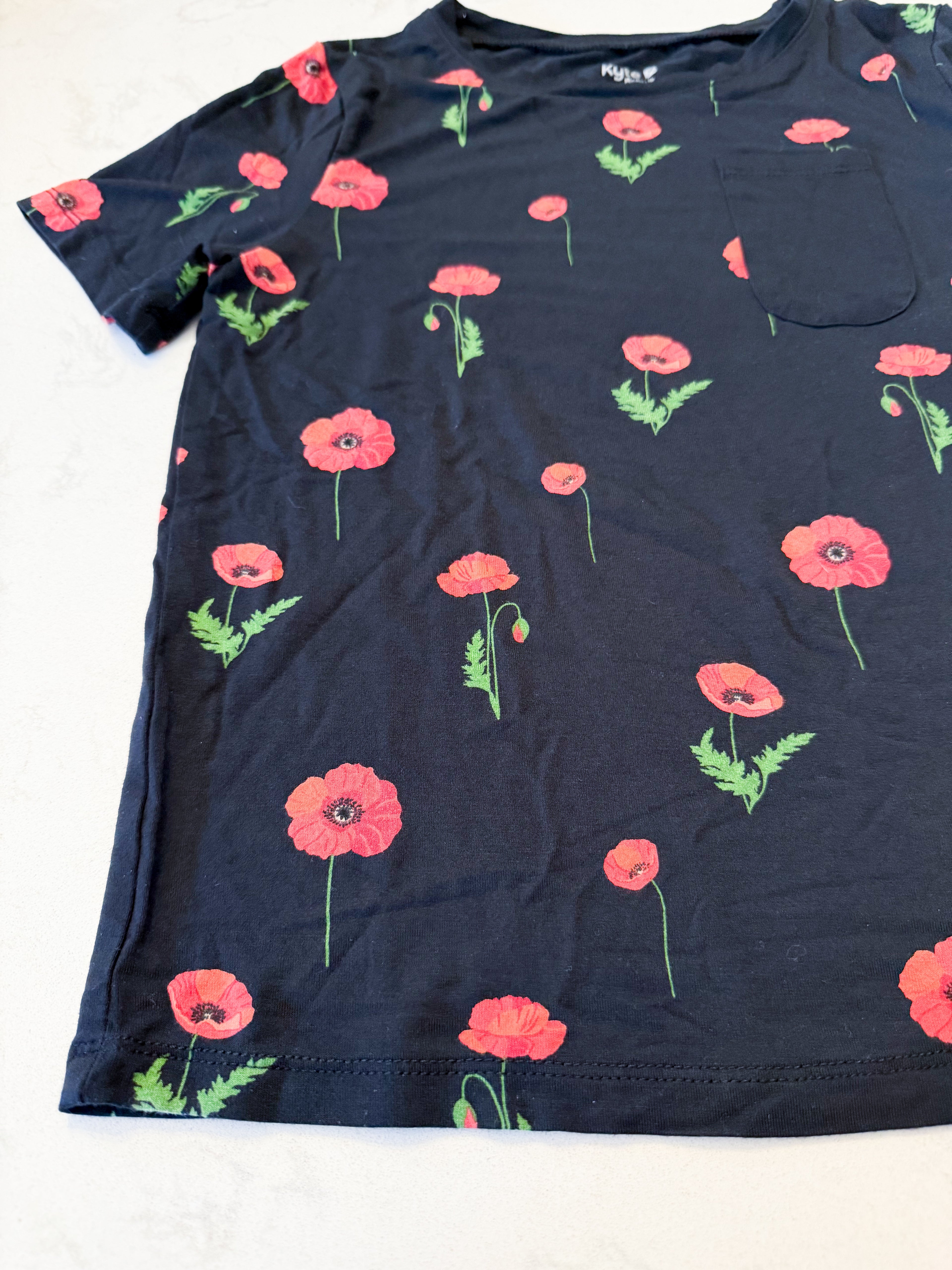 Kyte Baby- 7Y- VGUC- black pocket tee with poppy pattern