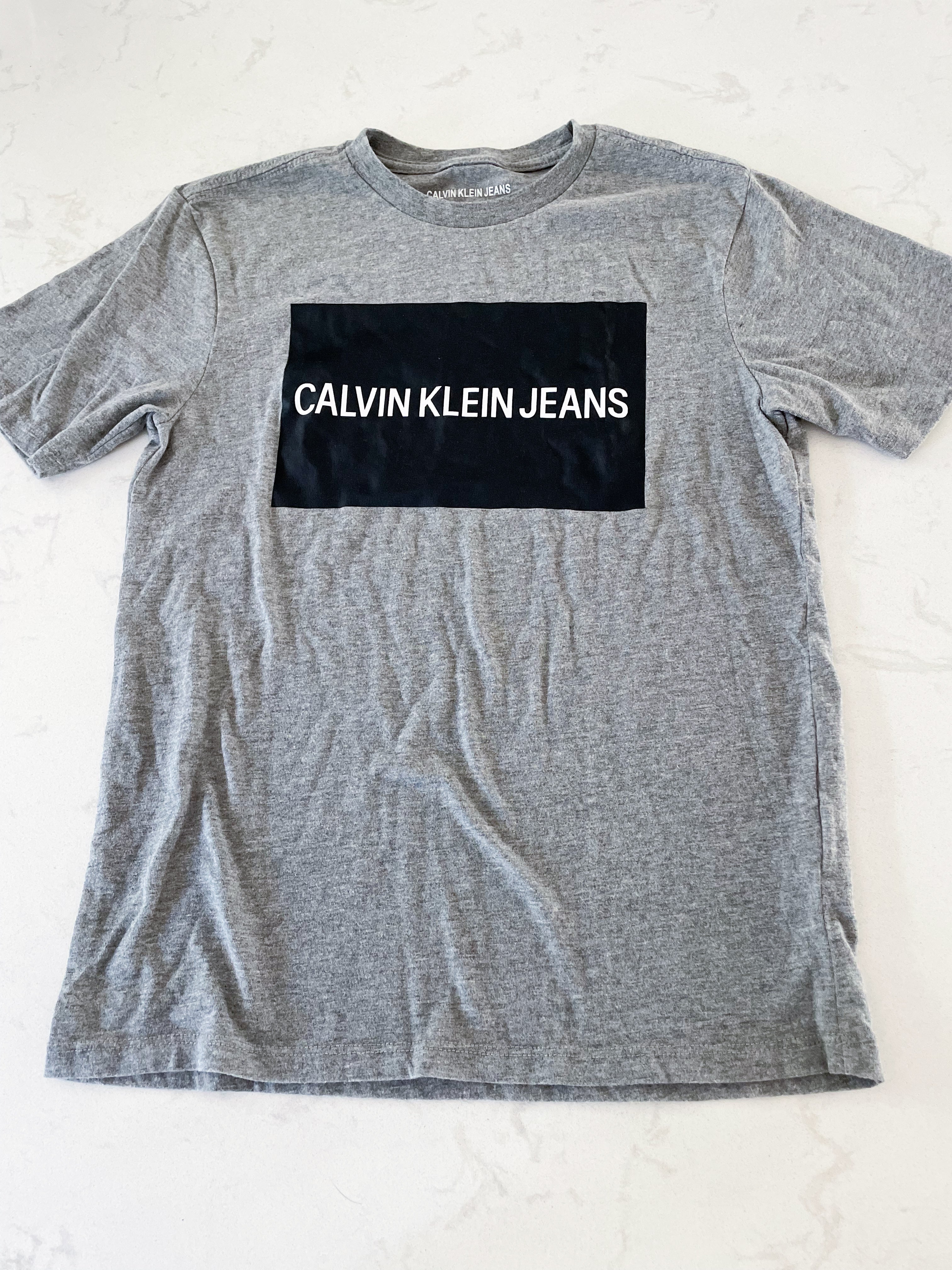 Calvin Klein- 10-12Y- grey t shirt