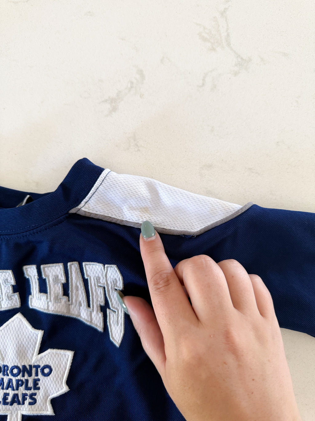 NHL- 12m- PLAY- Maple leafs jersey