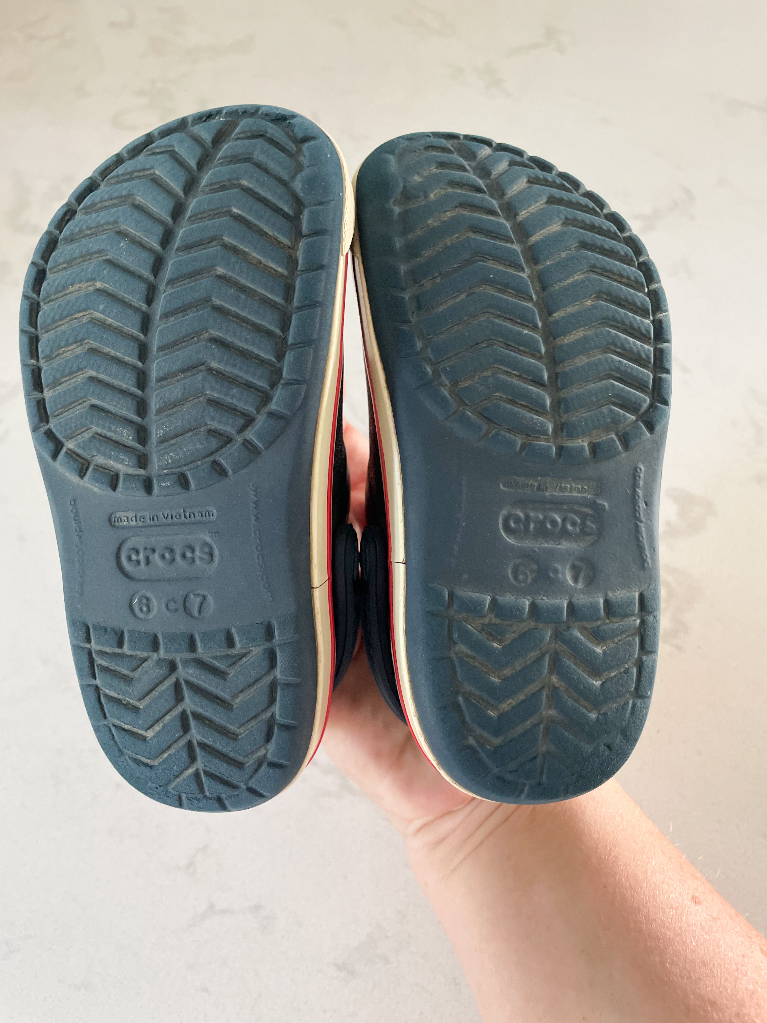 Crocs-6C- PLAY- navy crocs with red stripe