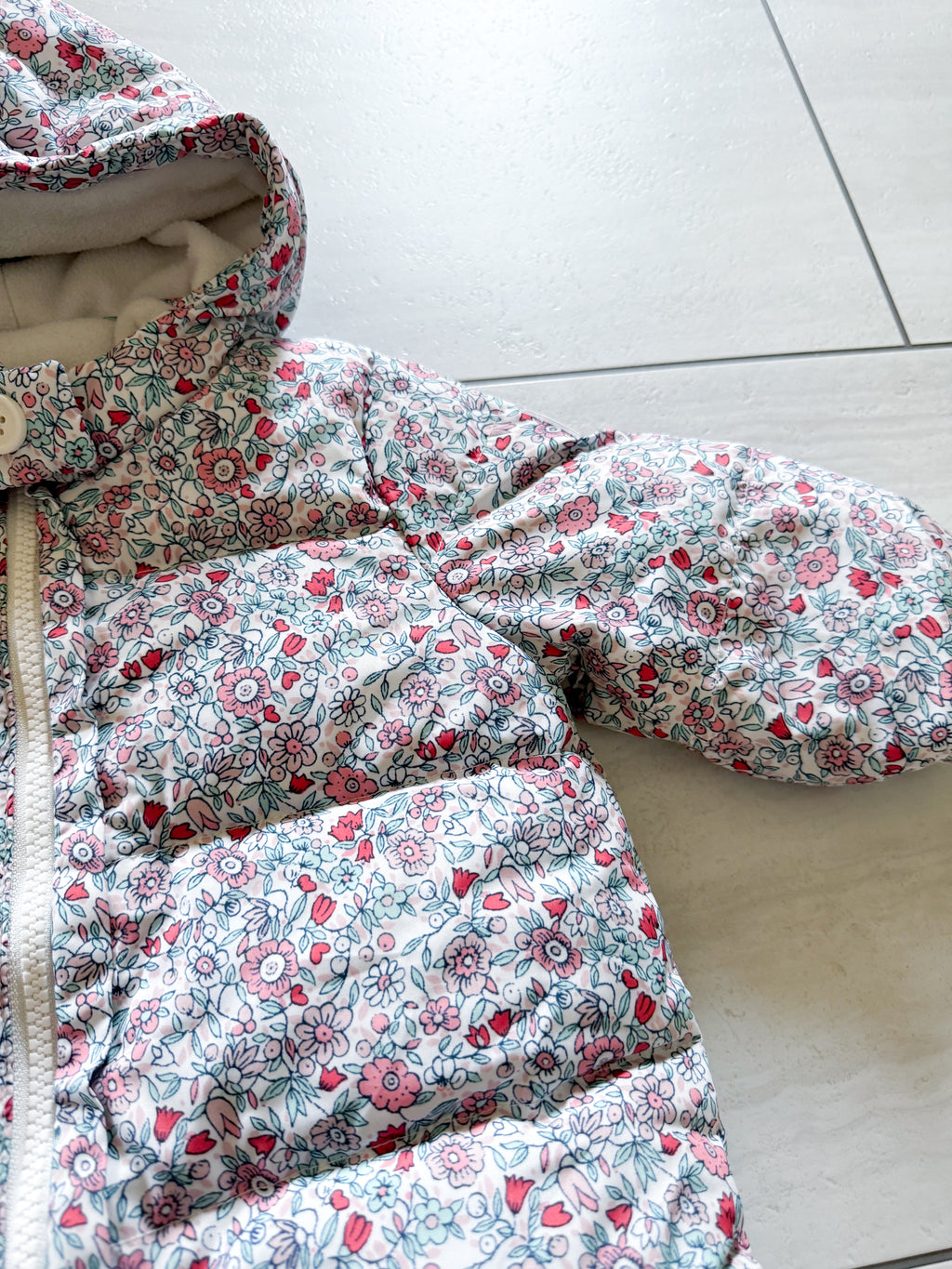 Gap- 6-12m- VGUC- white with tiny pink florals bunting snowsuit