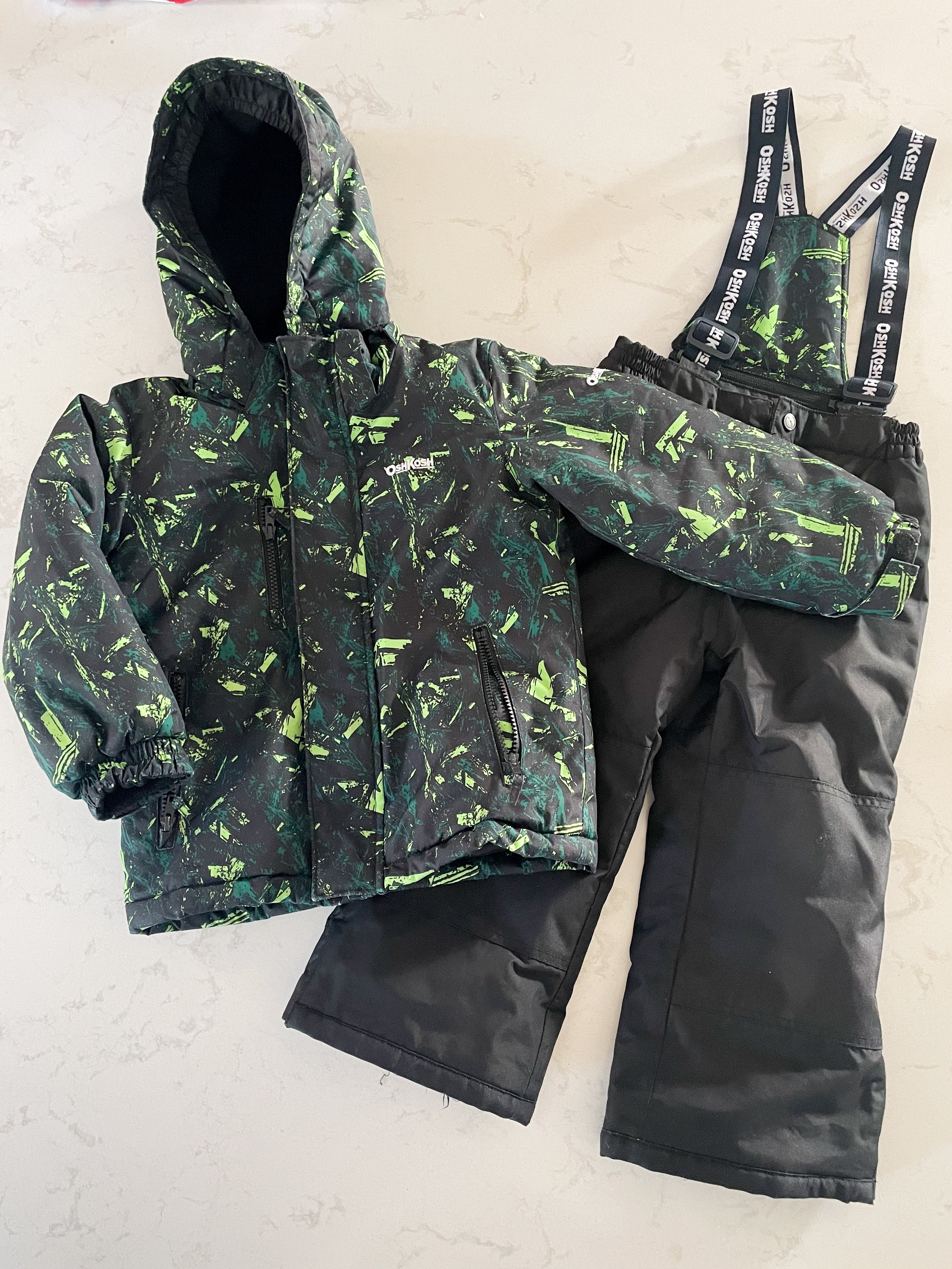 Oshkosh- 5T- GUC- lime green and black two piece snow suit