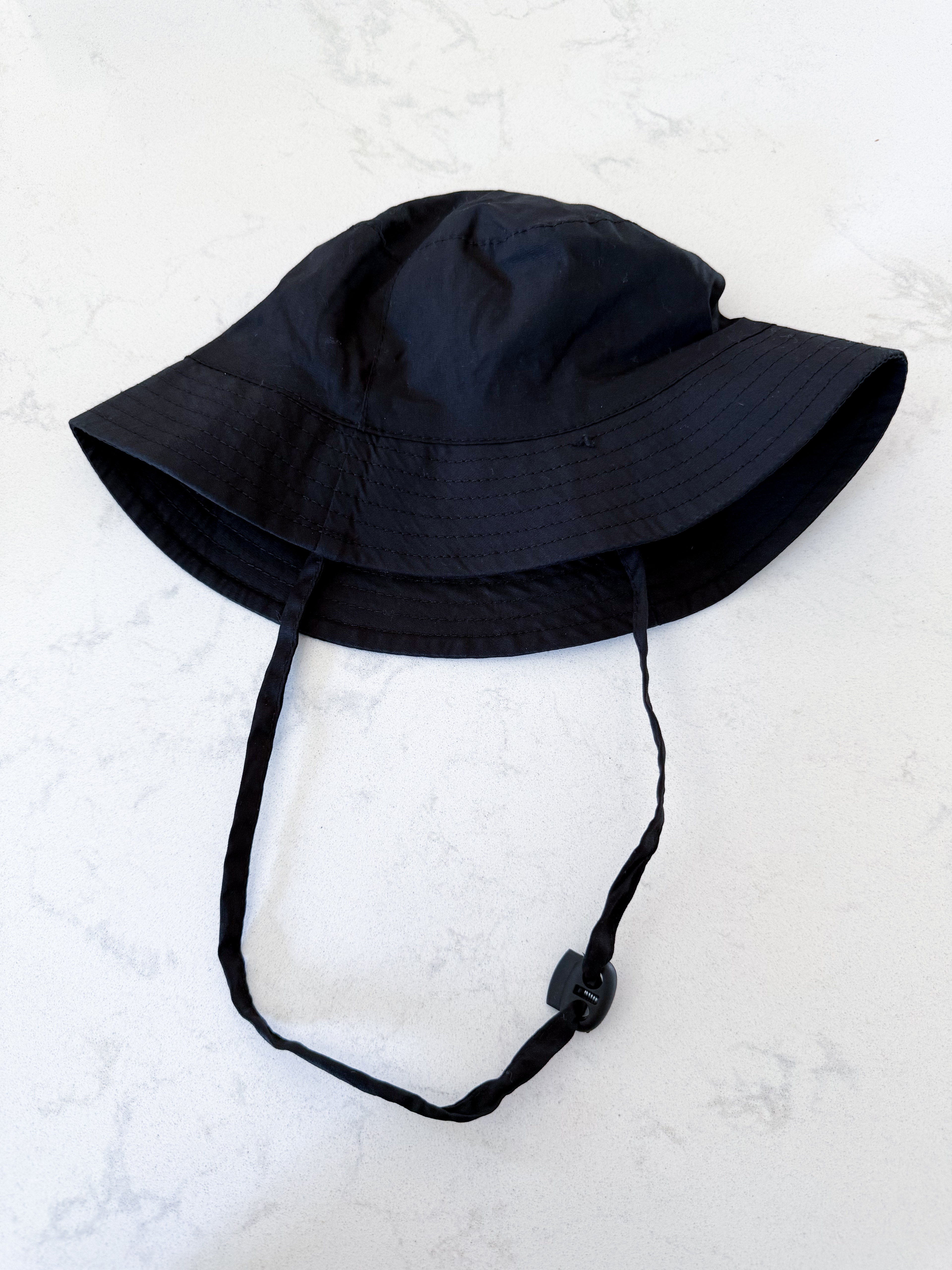 Tag- 2T- VGUC- black sun hat with strap