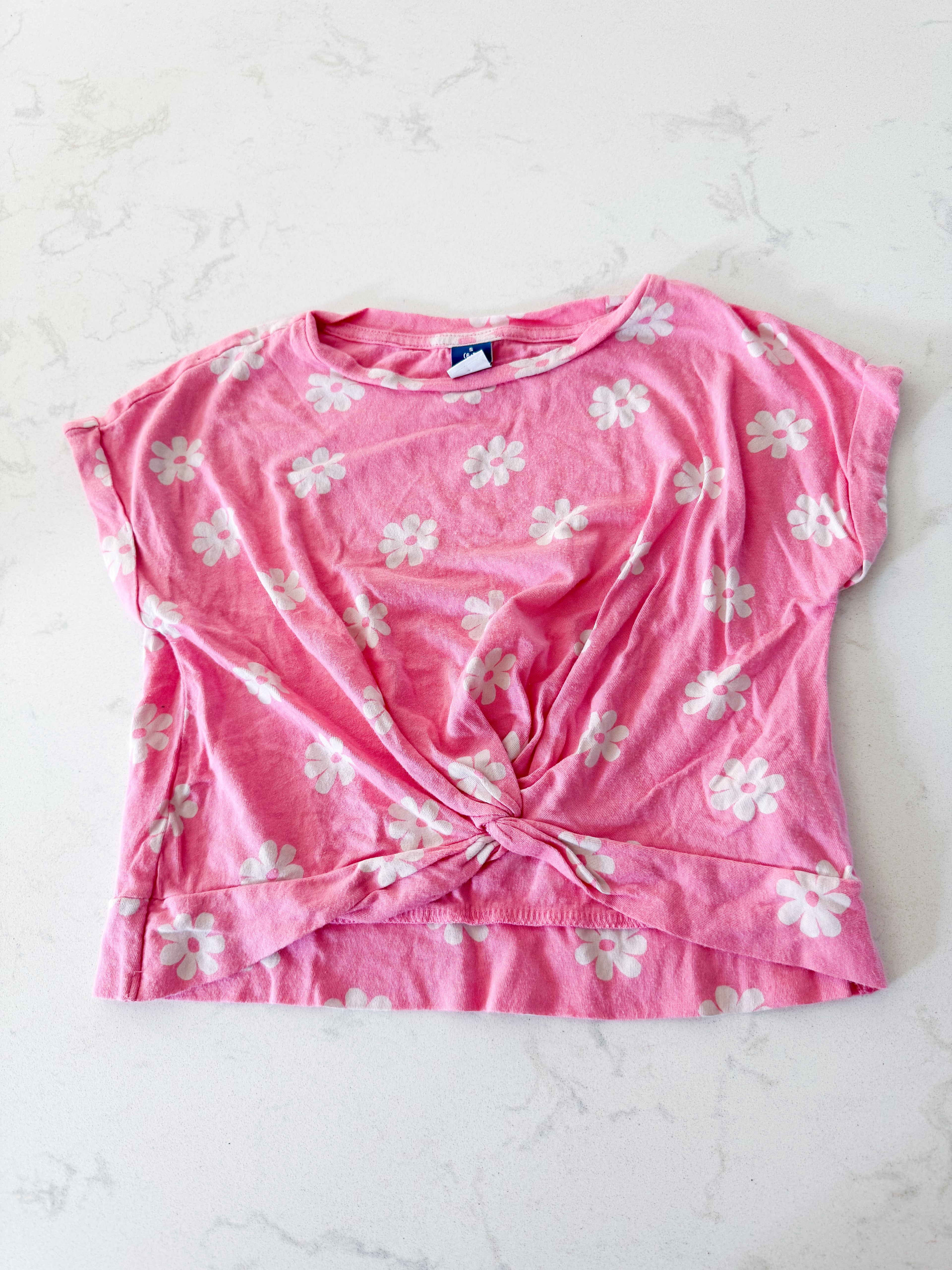 Old Navy- 6-7Y- GUC- bright pink crop shirt with white florals