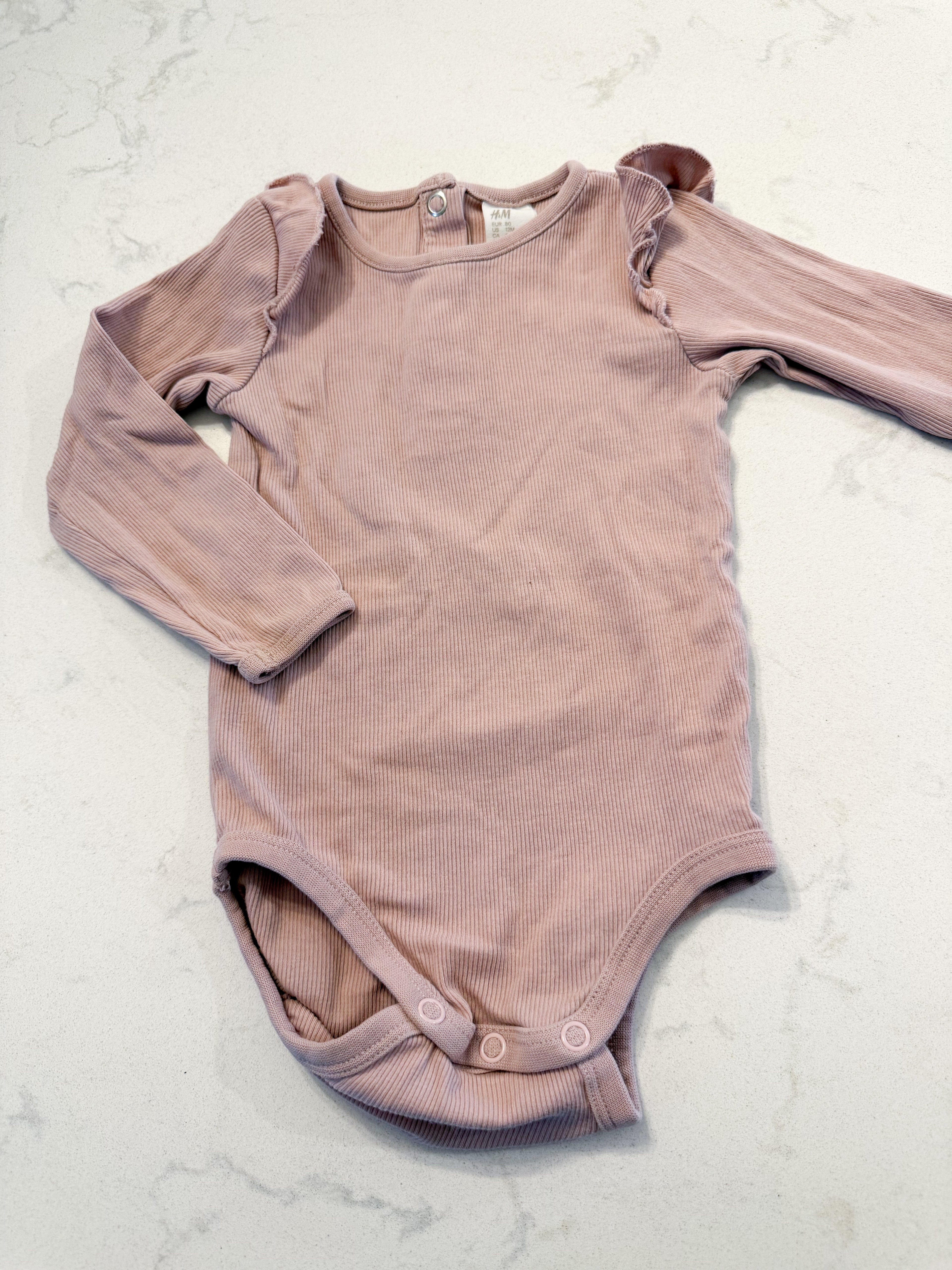 H&M- 9-12m- VGUC- dusty pink ribbed long sleeve bodysuit with ruffle sleeves