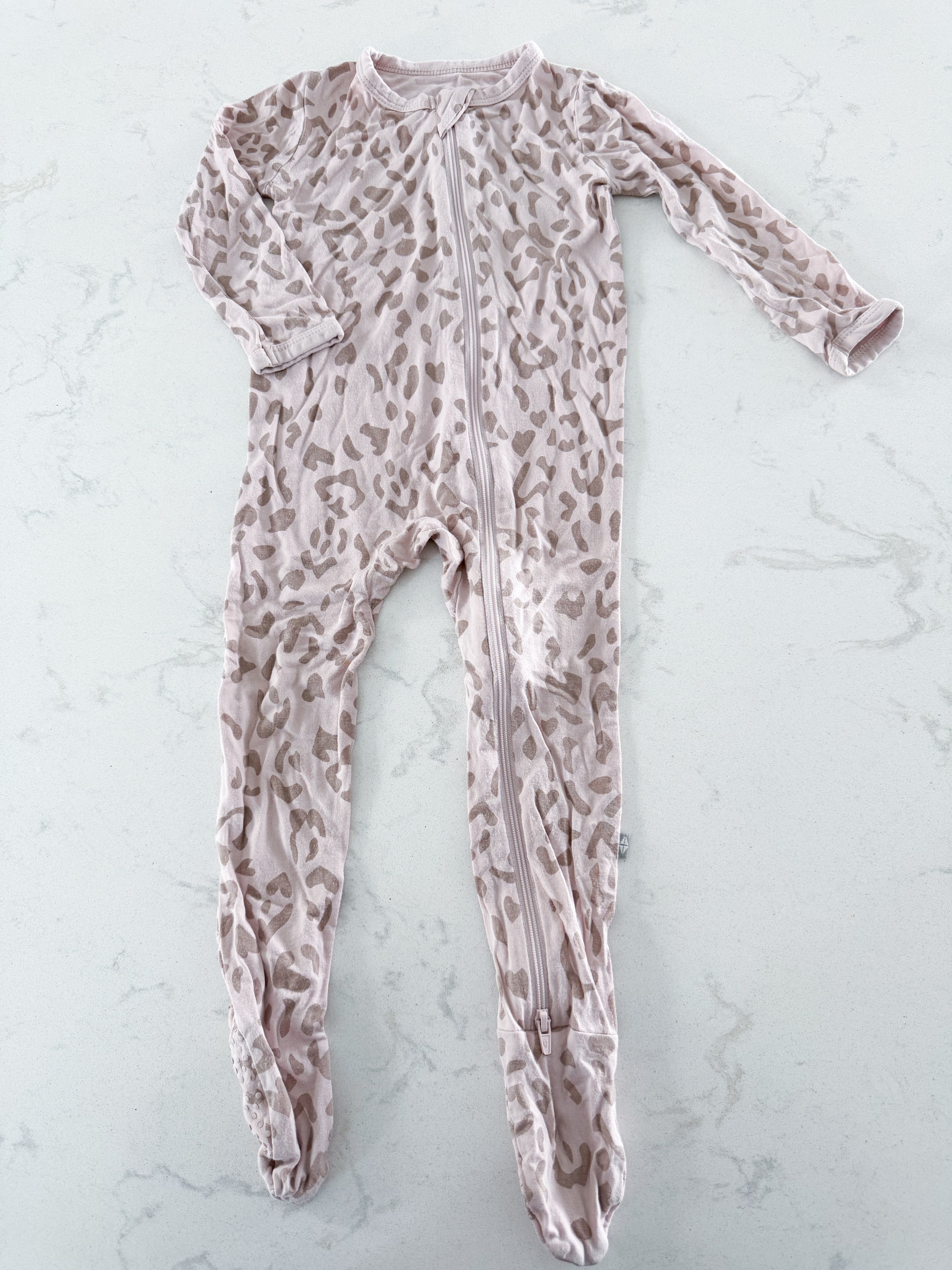 Kyte Baby- 12-18m- PLAY- light pink cheetah print bamboo footie Jammies
