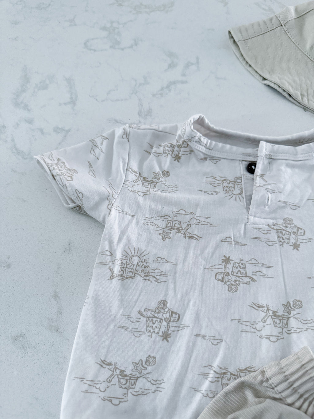 Caribbean Joe- 3-6m- VGUC- beige and white vacation set with sandcastle design