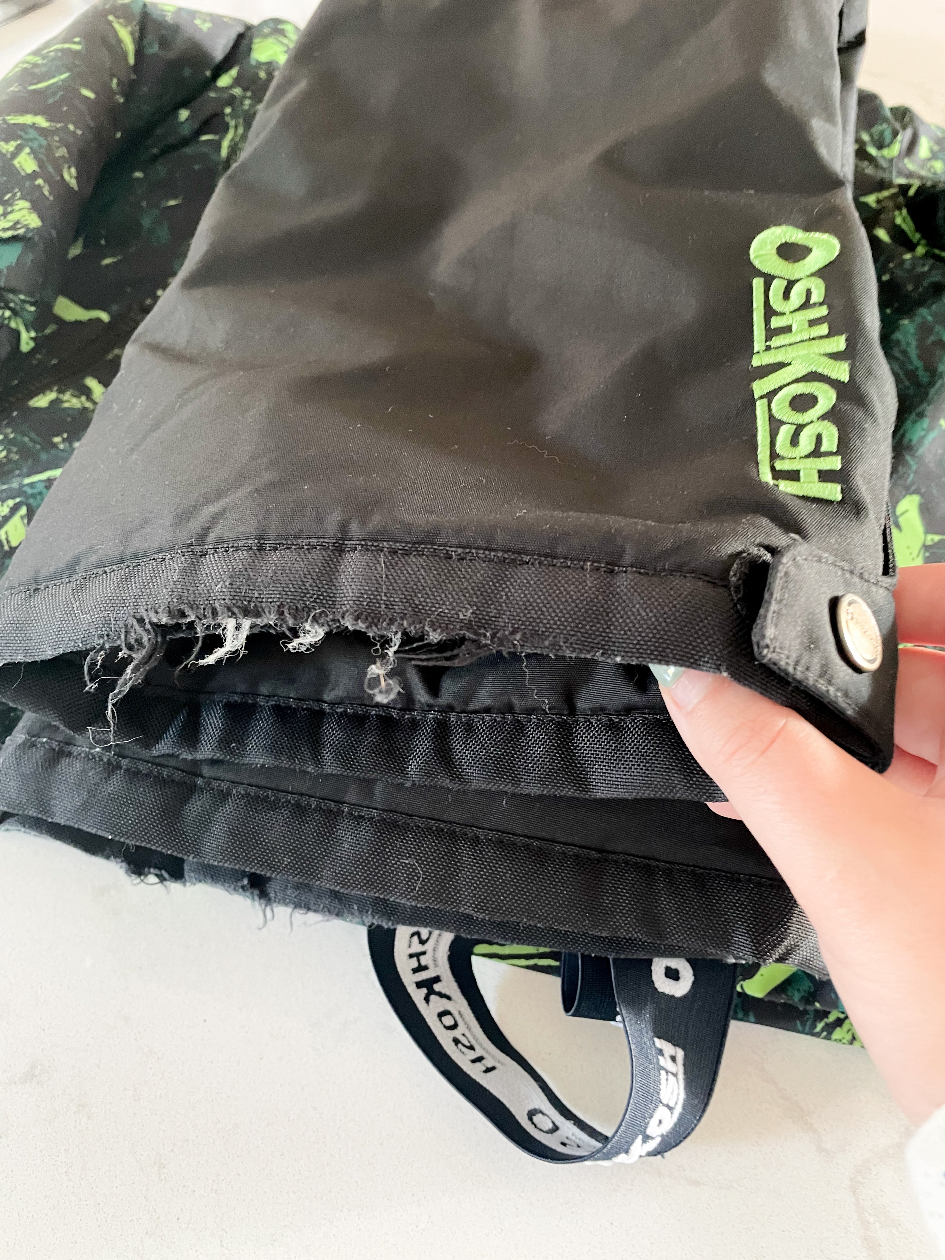 Oshkosh- 5T- GUC- lime green and black two piece snow suit