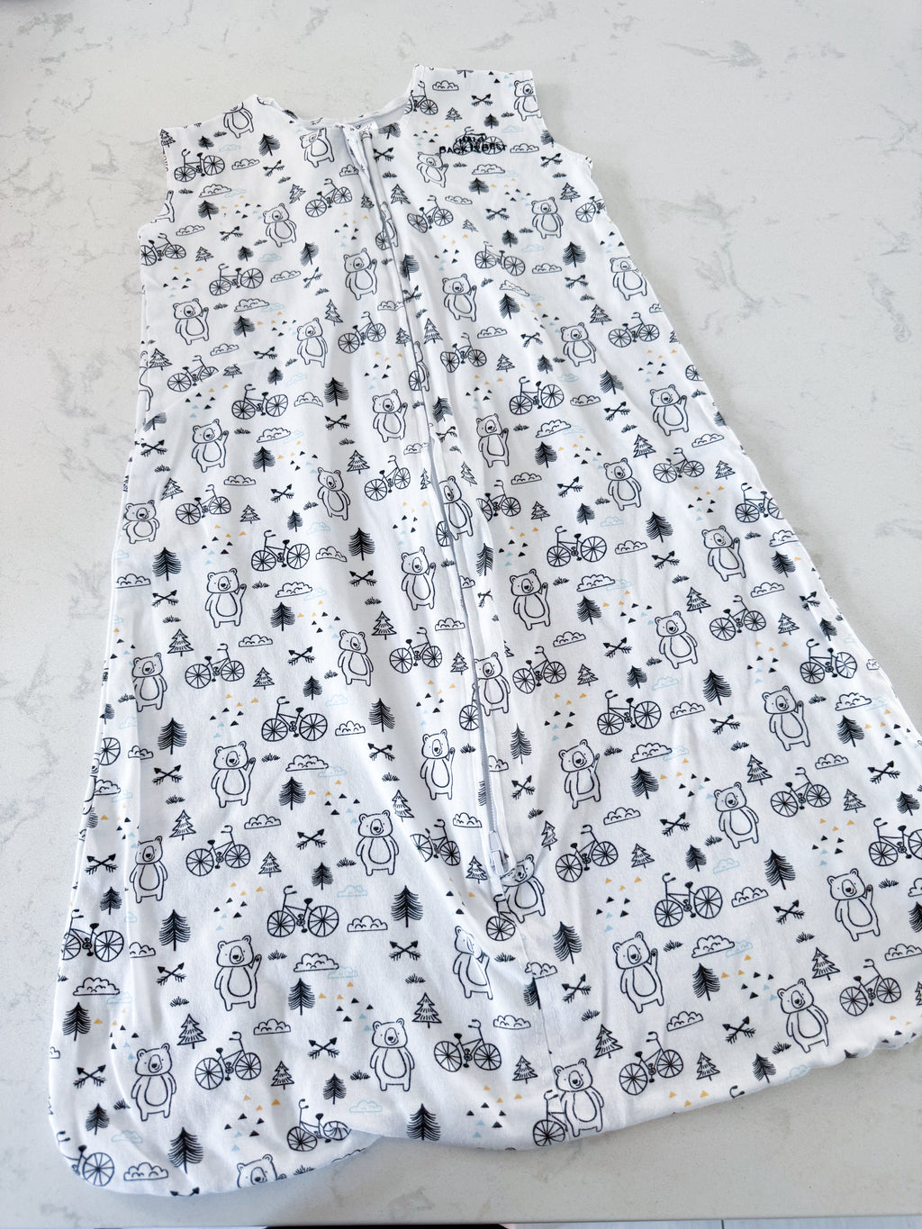 Halo Sleepsack- medium (6-12m)- VGUC- thin white sleep sack with park pattern