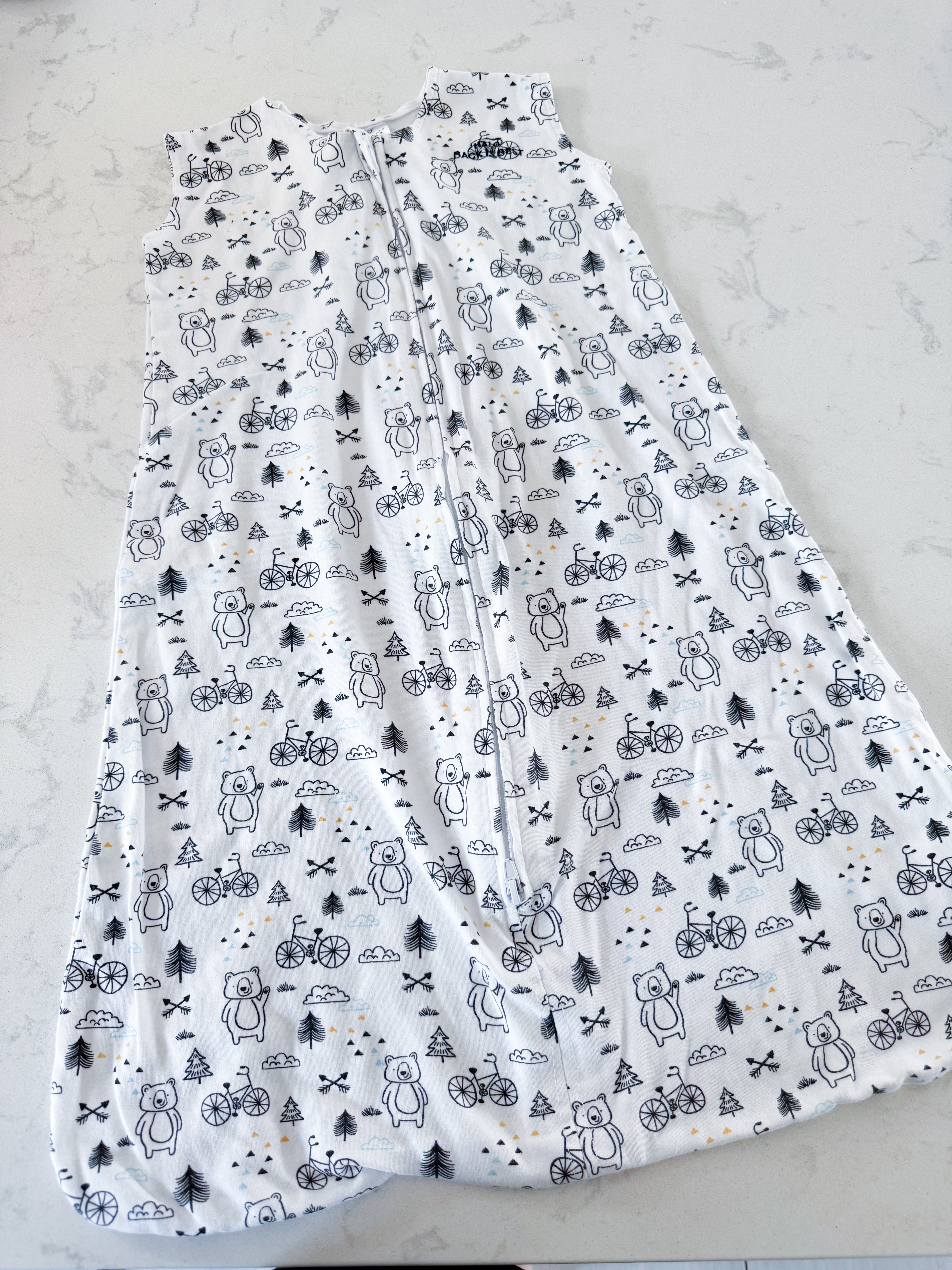 Halo Sleepsack- medium (6-12m)- VGUC- thin white sleep sack with park pattern