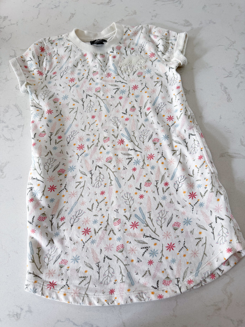 Roots- 9-10Y- VGUC- White short sleeve sweater dress with multicoloured wildflower pattern and white Roots logo