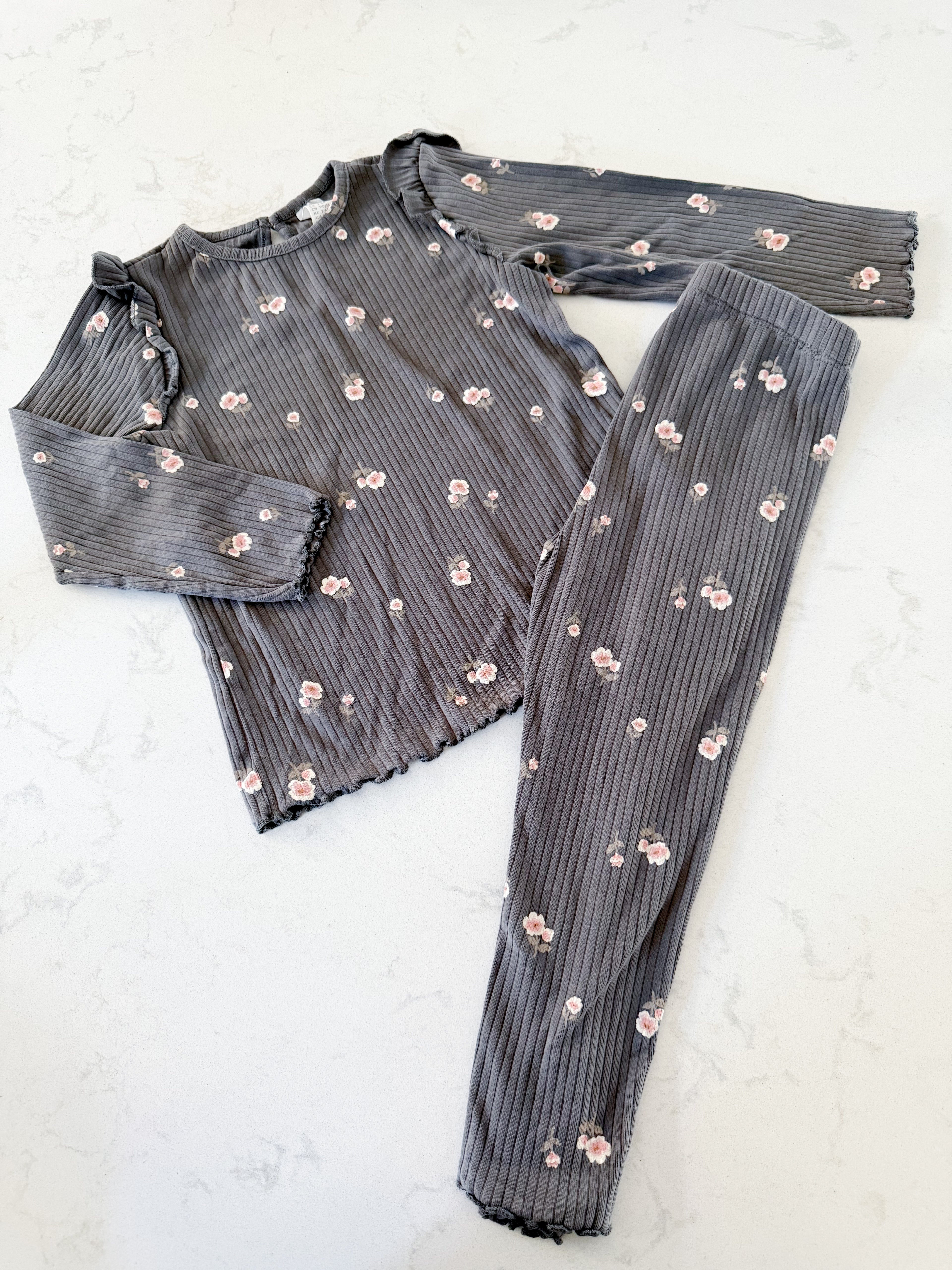 H&M- 4T- VGUC- dark grey ribbed set with floral pattern