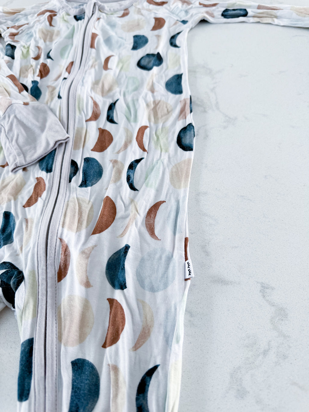 Little Sleepies- 2T- VGUC- white bamboo jammies with multicoloured moons