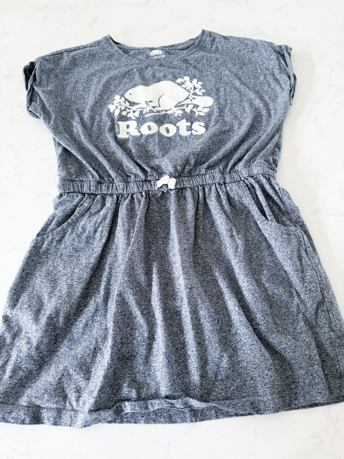 Roots- 9-10Y- VGUC- Grey speckled short sleeve dress with pockets and white logo