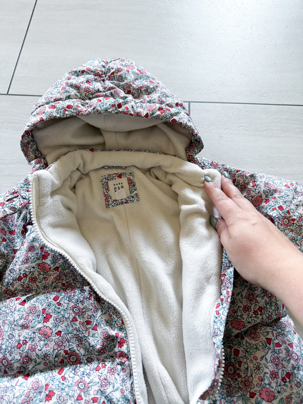 Gap- 6-12m- VGUC- white with tiny pink florals bunting snowsuit