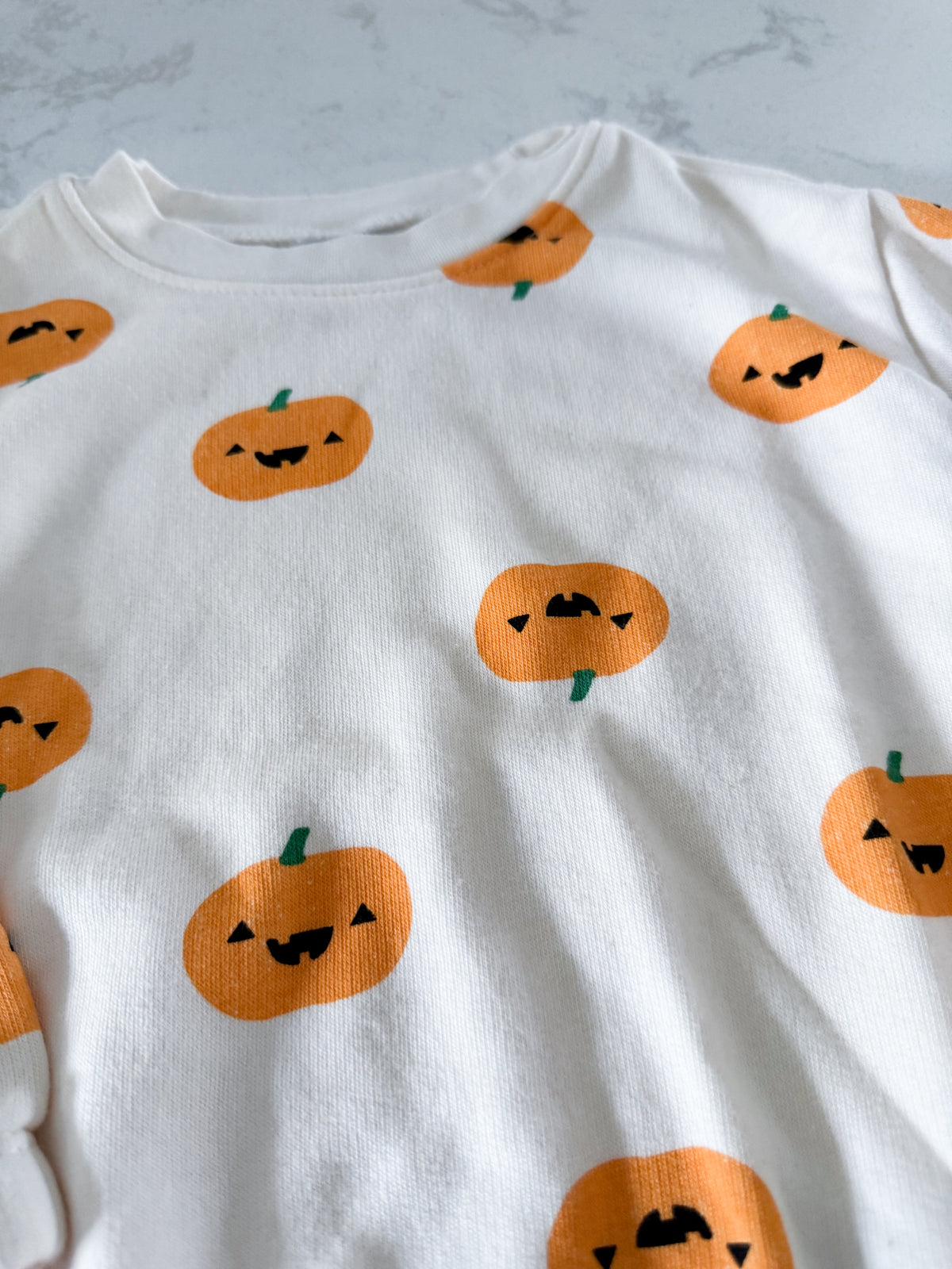 Old Navy- 18-24m- GUC- cream coloured two piece sweat set with jack-o-lanterns