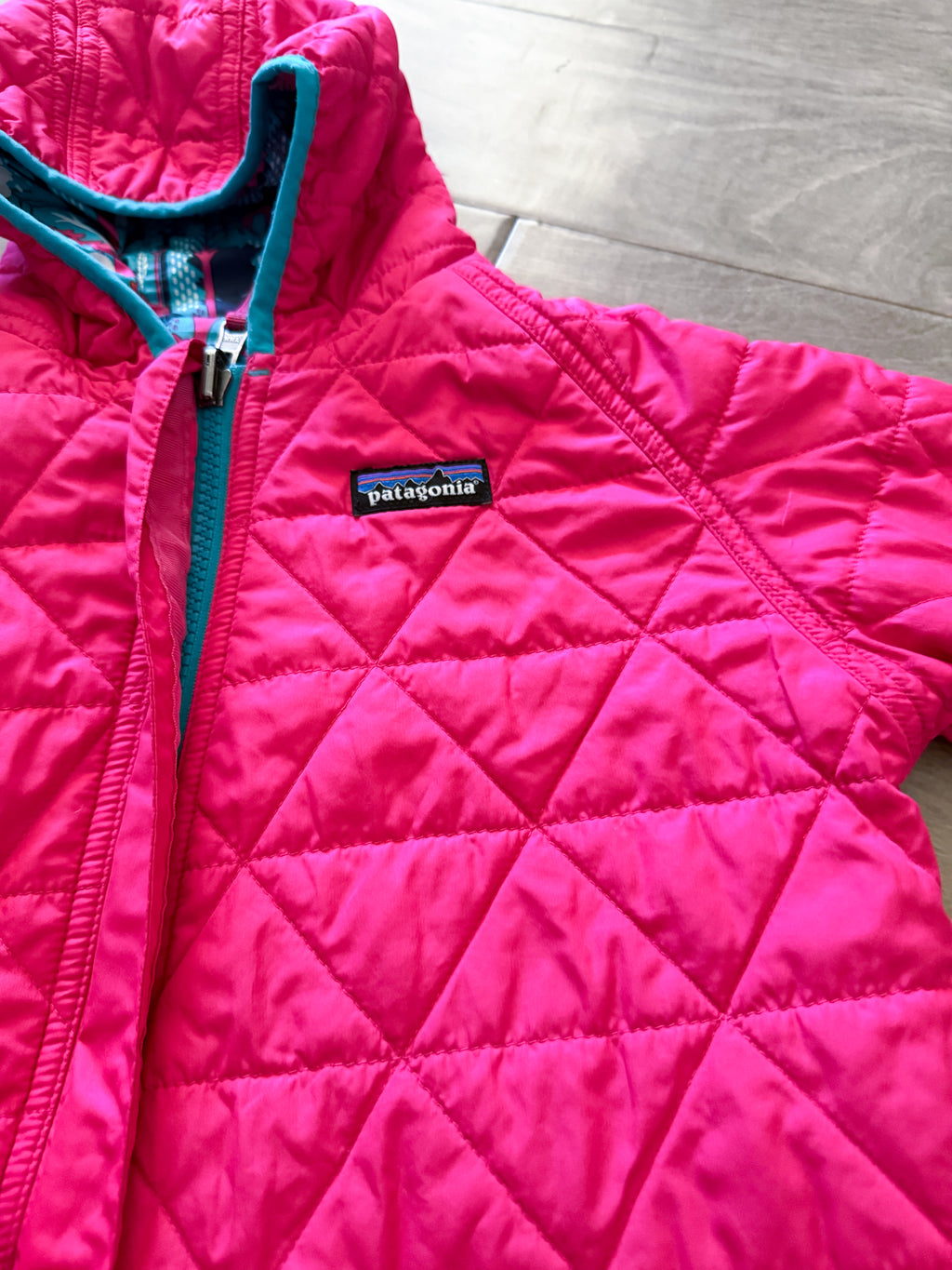 Patagonia- 12-18m- VGUC- reversible thin quilted bunting suit with fold over feet and hands