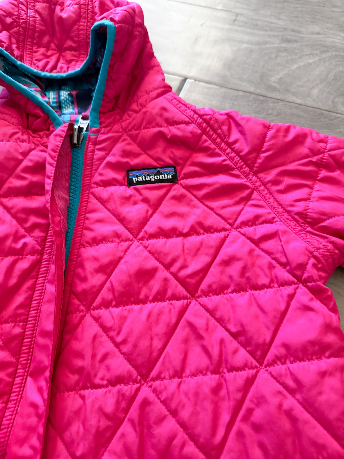 Patagonia- 12-18m- VGUC- reversible thin quilted bunting suit with fold over feet and hands